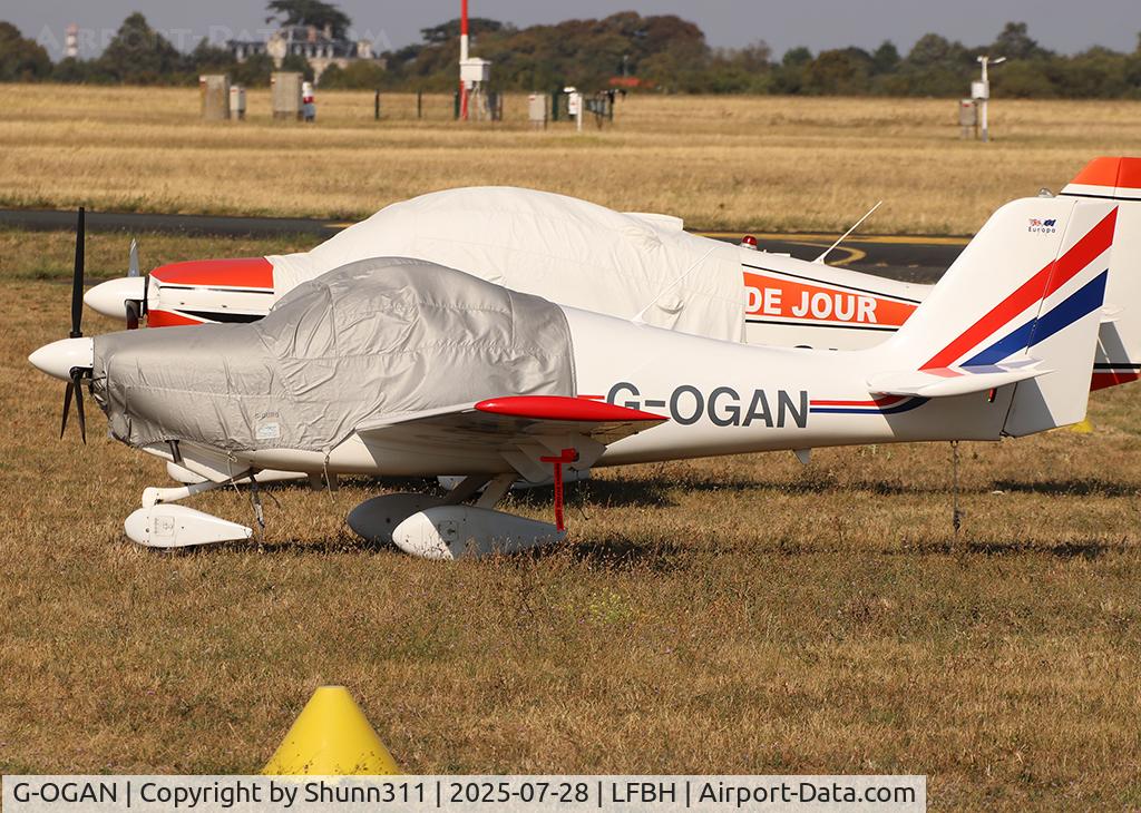 G-OGAN, 1999 Europa Tri Gear, c/n PFA 247-12734, Parked in the grass...