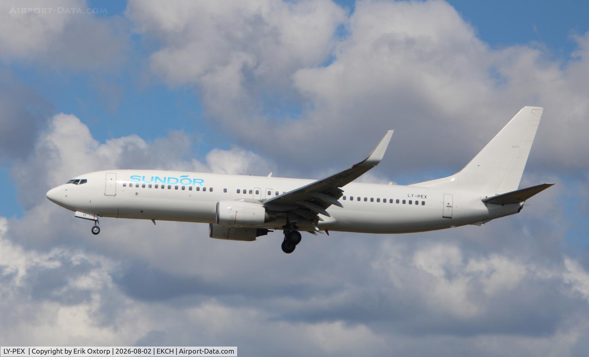 Aircraft LY-PEX, 2009 Boeing 737-8HX, c/n 29677 l/n 2946, LY-PEX landing rw 22L, at EKCH, photo by Erik Oxtorp