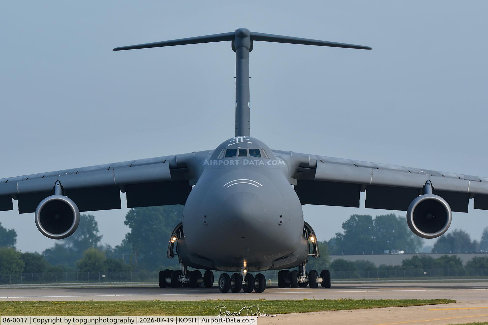 86-0017, Lockheed C-5M Super Galaxy, c/n 500-0103, FRED63 arrives to Oshkosh 26 for static at Boeing Plaza