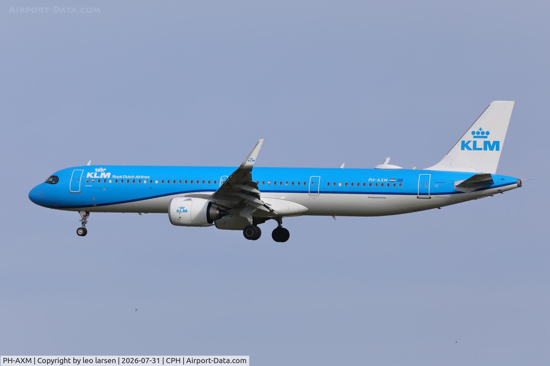 Aircraft PH-AXM, 2025 Airbus A321-252NX, c/n 12929, Copenhagen 31.7.2026, at CPH, photo by leo larsen