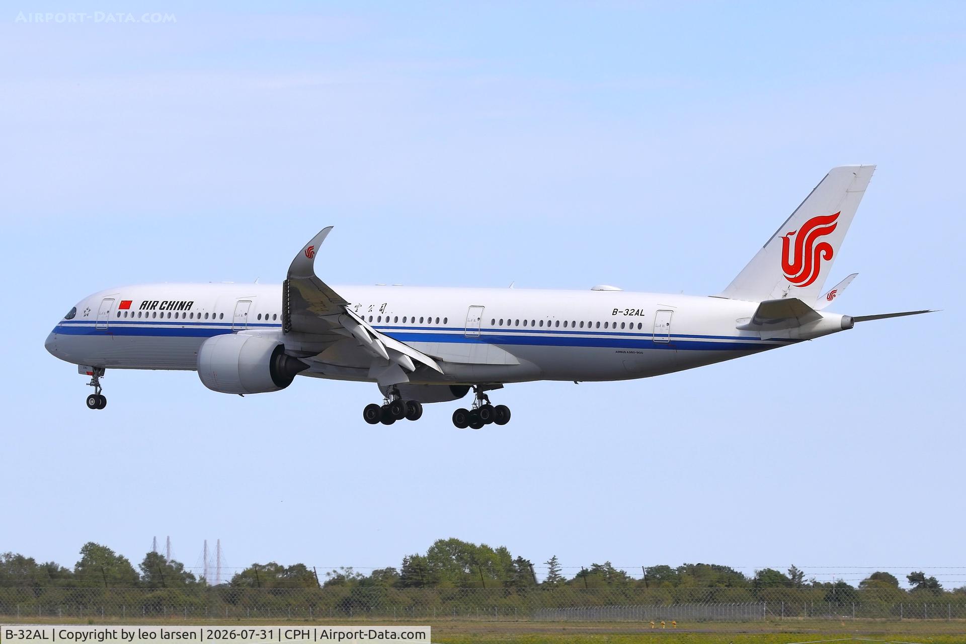 Aircraft B-32AL, 2022 Airbus A350-941, c/n 504, Copenhagen 31.7.2026, at CPH, photo by leo larsen