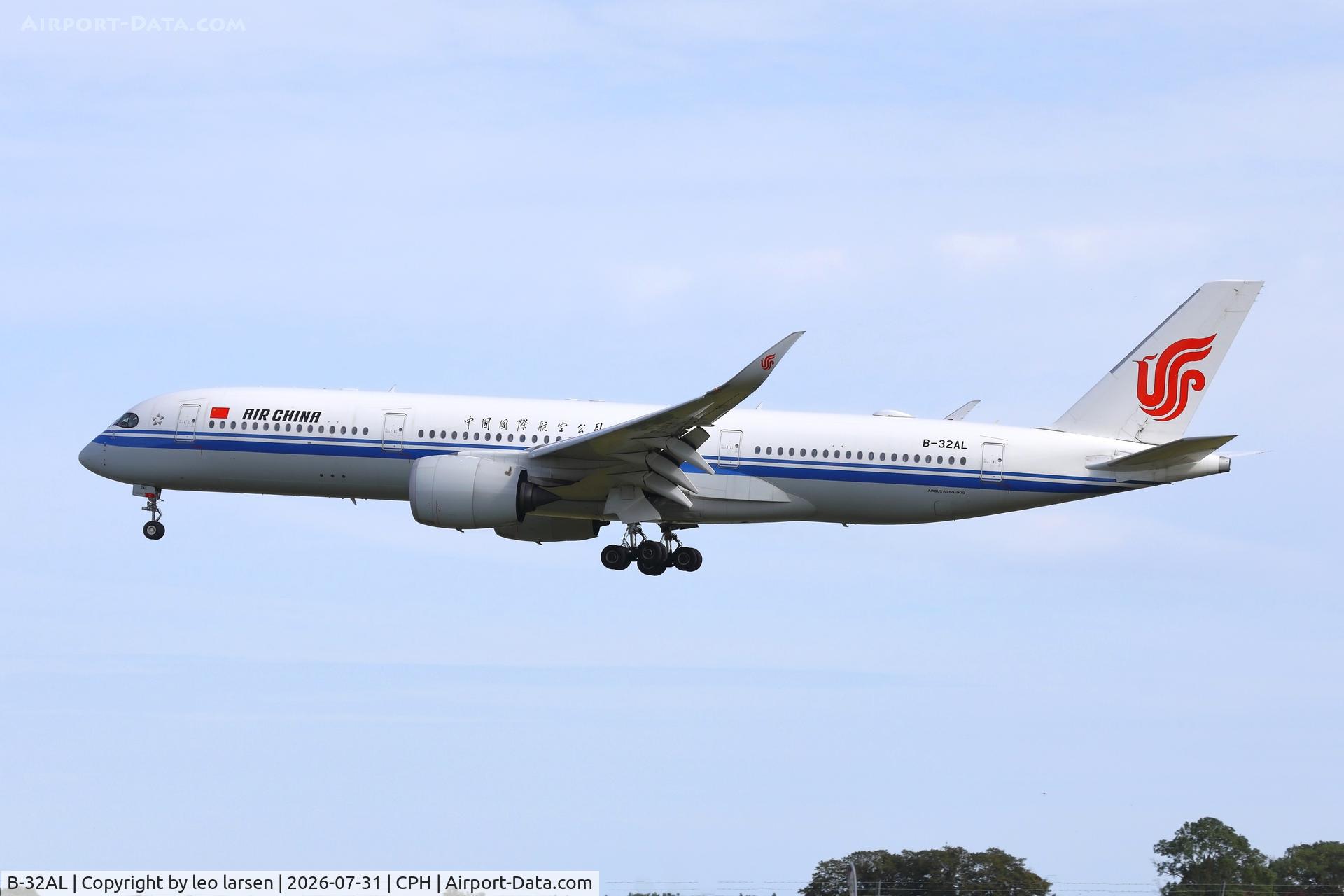 Aircraft B-32AL, 2022 Airbus A350-941, c/n 504, Copenhagen 31.7.2026, at CPH, photo by leo larsen