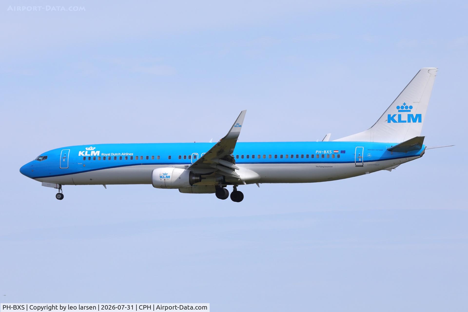 Aircraft PH-BXS, 2001 Boeing 737-9K2, c/n 29602 l/n 981, Copenhagen 31.7.2026, at CPH, photo by leo larsen