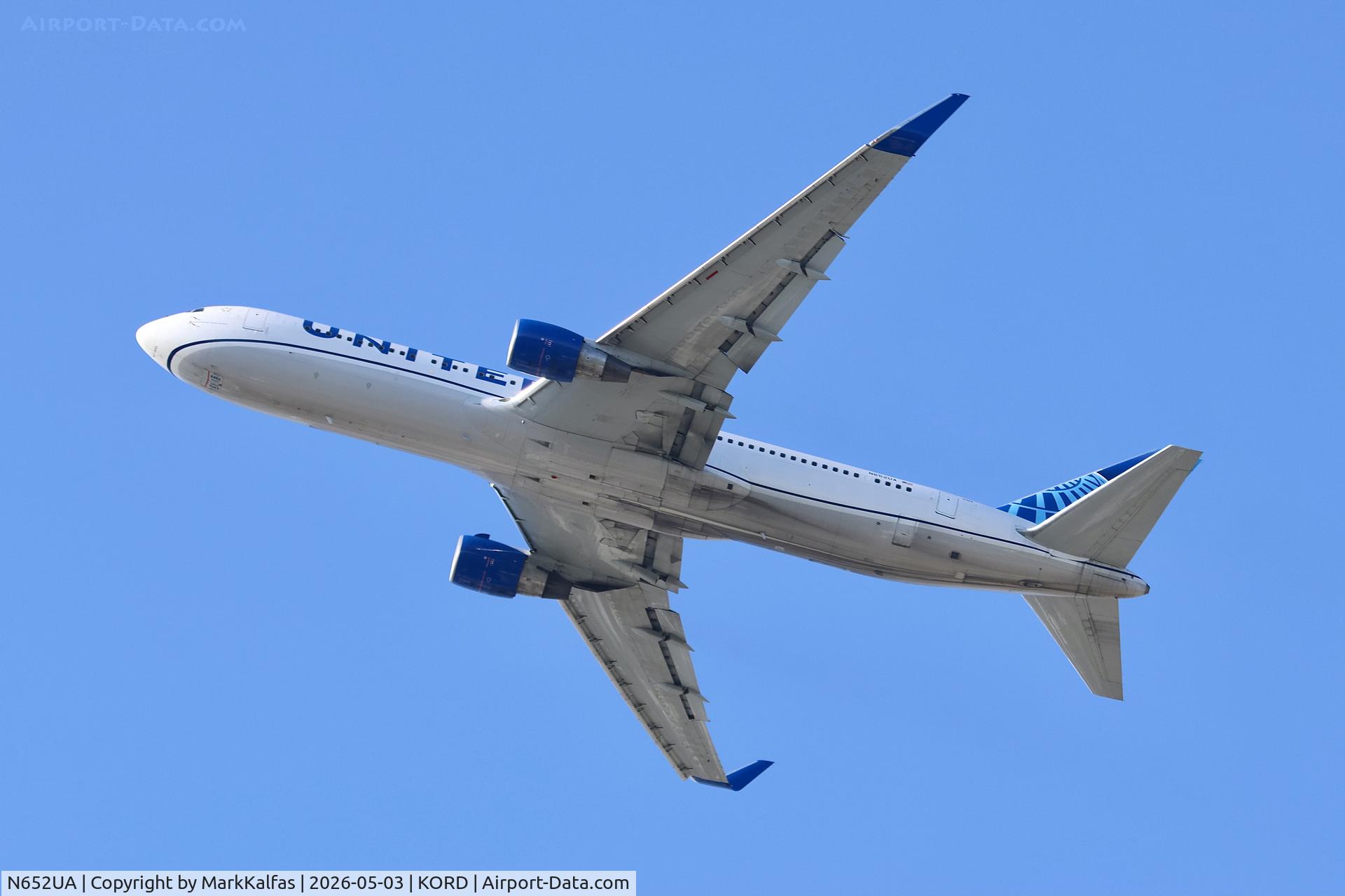 Aircraft N652UA, 1992 Boeing 767-322, c/n 25390 l/n 457, B763 United Boeing 767-322, N652UA departing 28R KORD, at KORD, photo by MarkKalfas