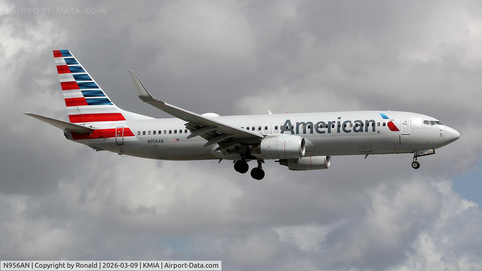 N956AN, 2001 Boeing 737-823, c/n 30090, at mia