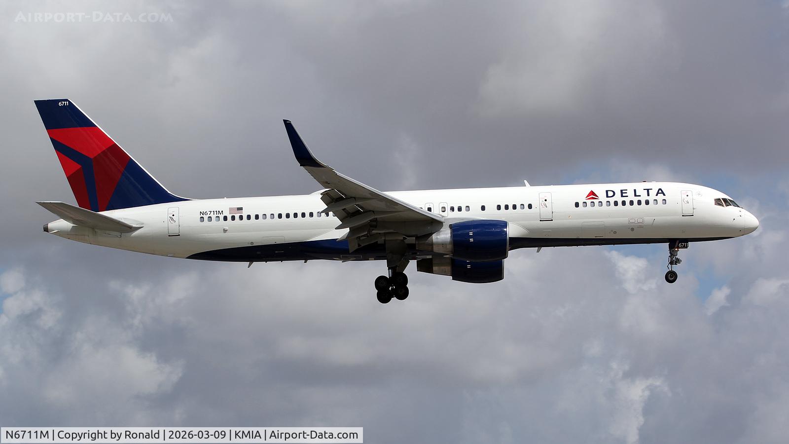 Aircraft N6711M, 2000 Boeing 757-232, c/n 30483, at mia, at KMIA, photo by Ronald