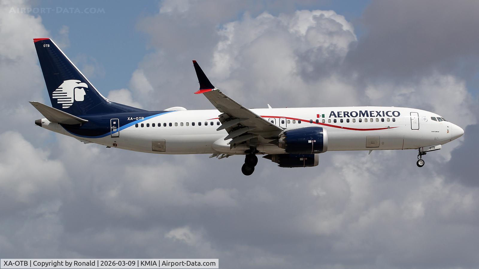 Aircraft XA-OTB, 2000 Boeing 757-232, c/n 30483, at mia, at KMIA, photo by Ronald