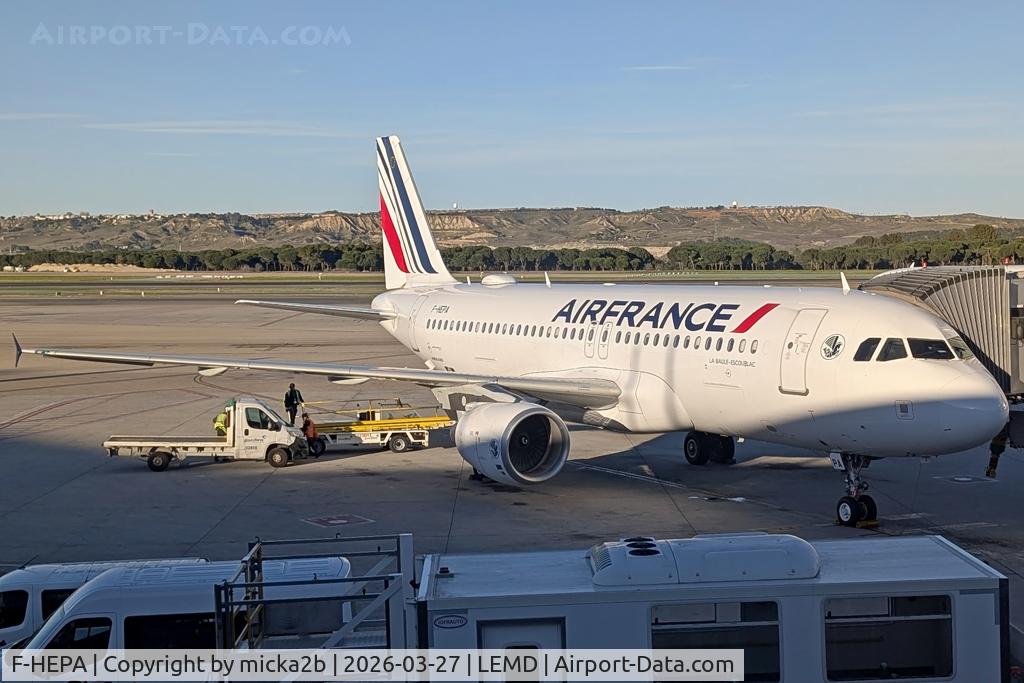 Aircraft F-HEPA, 2009 Airbus A320-214, c/n 4139, Parked, at LEMD, photo by micka2b