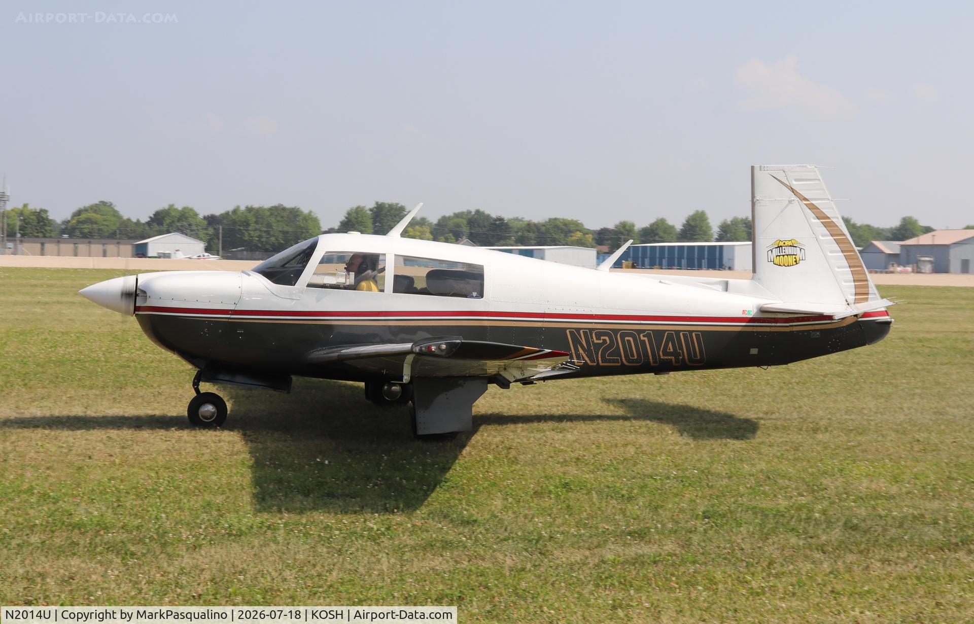 Aircraft N2014U, Mooney M20J 201, c/n 24-1590, Mooney M20J, at KOSH, photo by MarkPasqualino