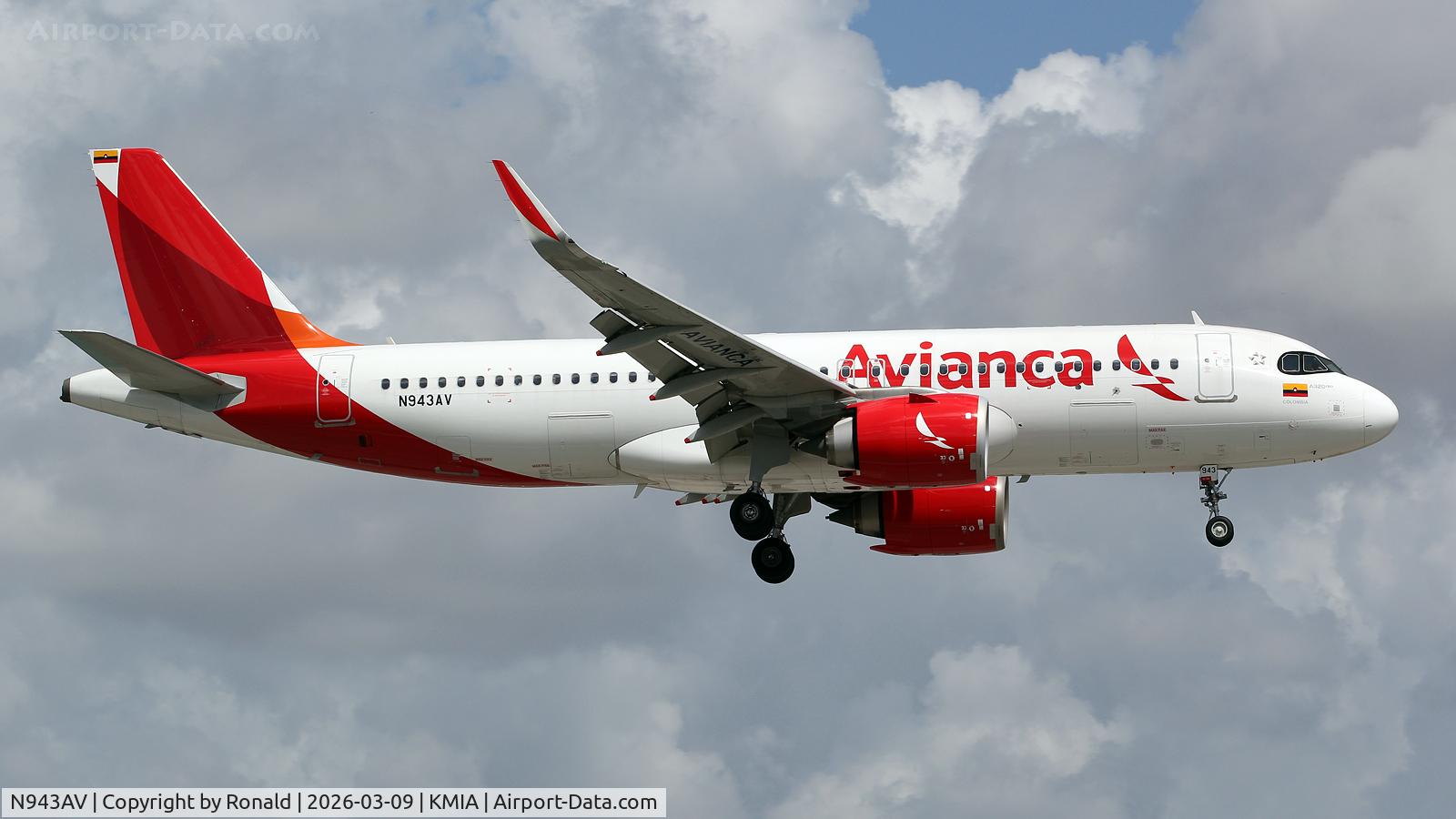 Aircraft N943AV, 1999 Boeing 737-823, c/n 29513, at mia, at KMIA, photo by Ronald