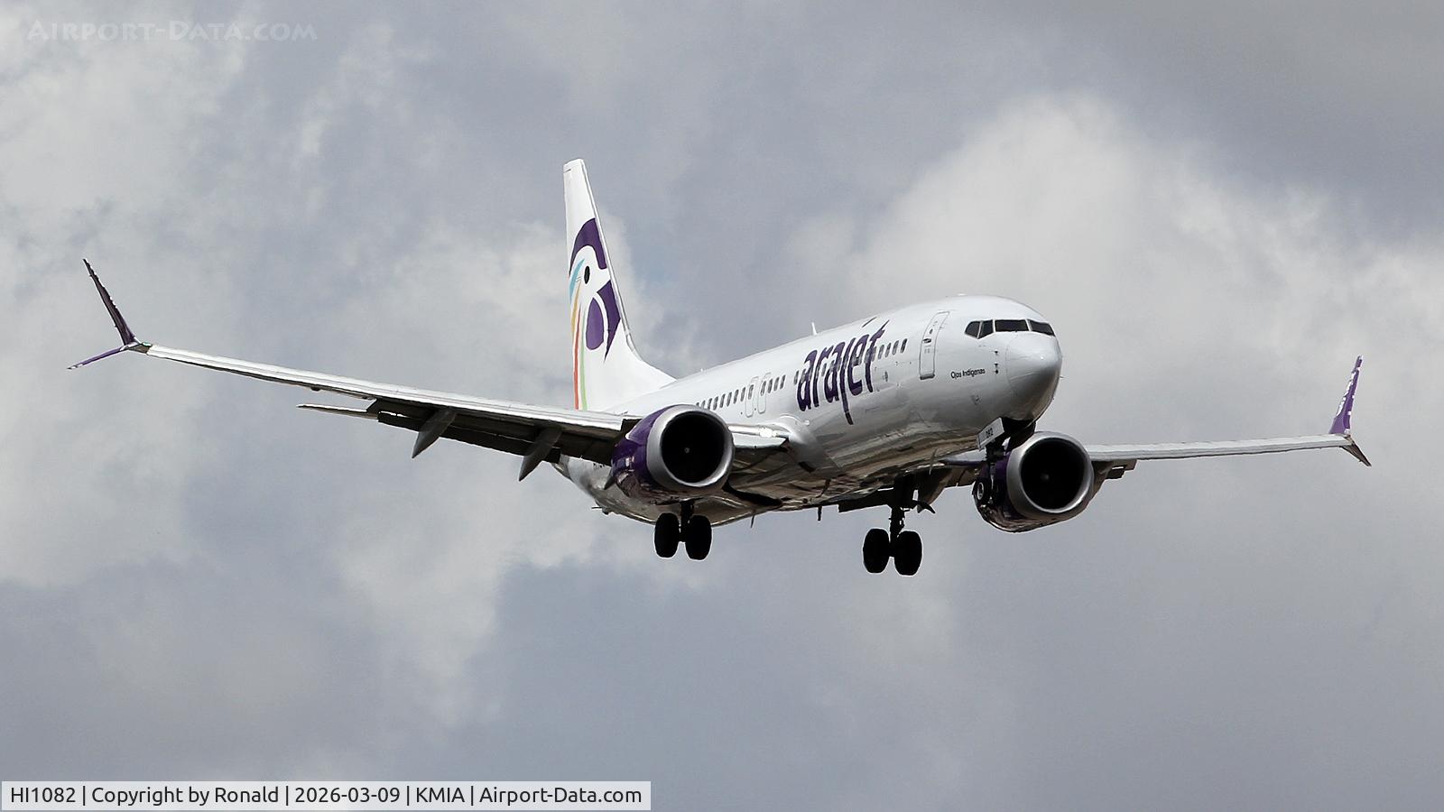 Aircraft HI1082, 2000 Boeing 737-823, c/n 30598, at mia, at KMIA, photo by Ronald