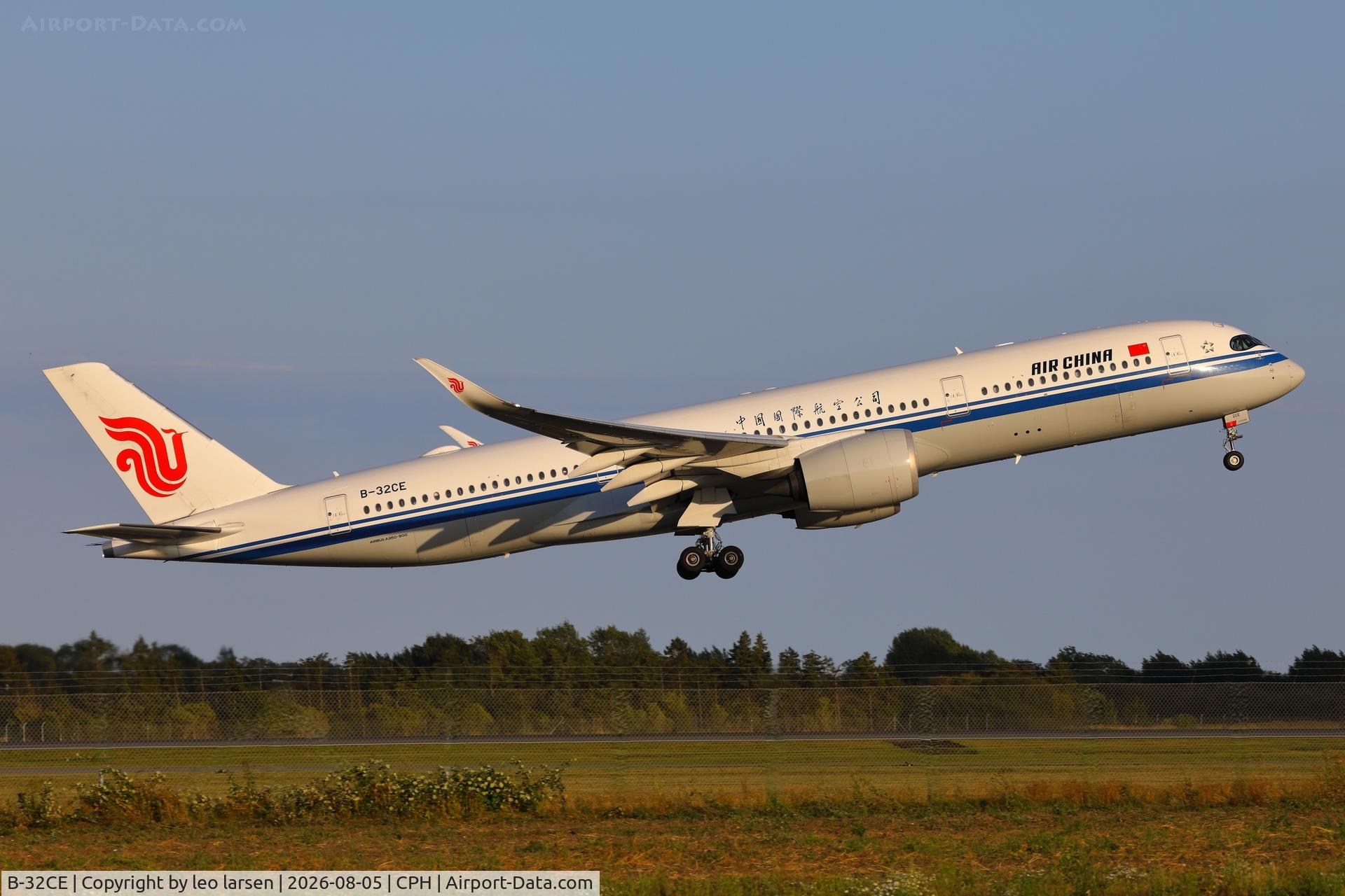 Aircraft B-32CE, 2022 Airbus A350-941, c/n 574, Copenhagen 5.8.2026, at CPH, photo by leo larsen