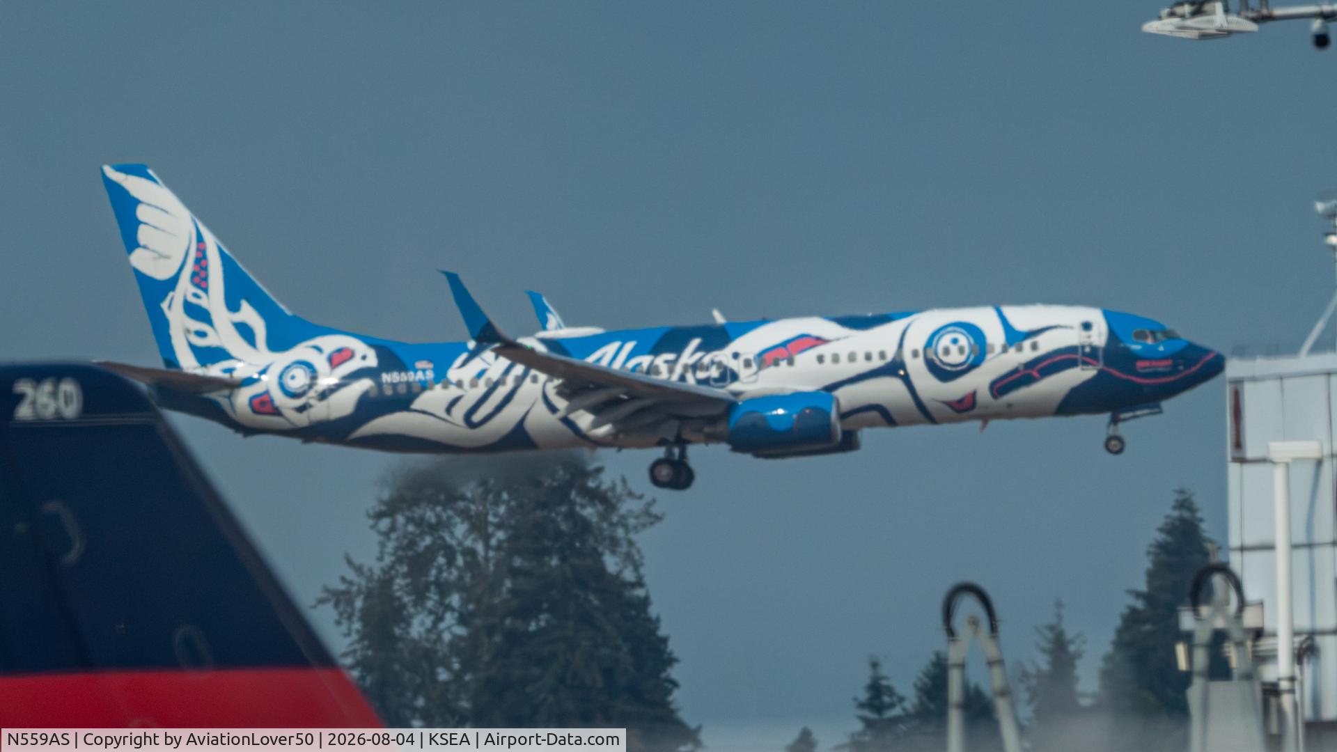 Aircraft N559AS, 2006 Boeing 737-890, c/n 35178 l/n 2026, Alaska Xaat Kwaani 738, at KSEA, photo by AviationLover50