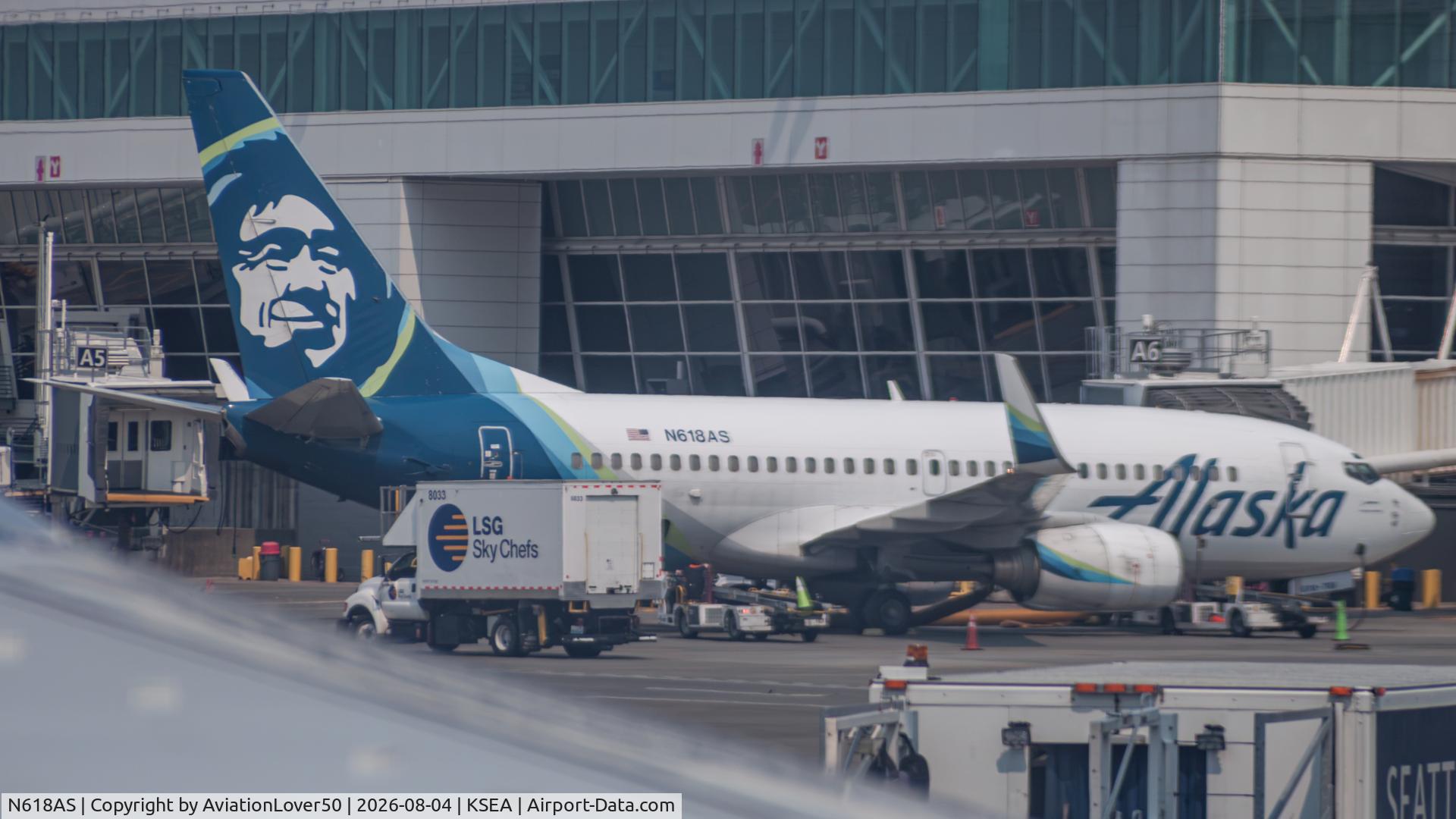 Aircraft N618AS, 2000 Boeing 737-790, c/n 30543 l/n 536, Alaska 737, at KSEA, photo by AviationLover50