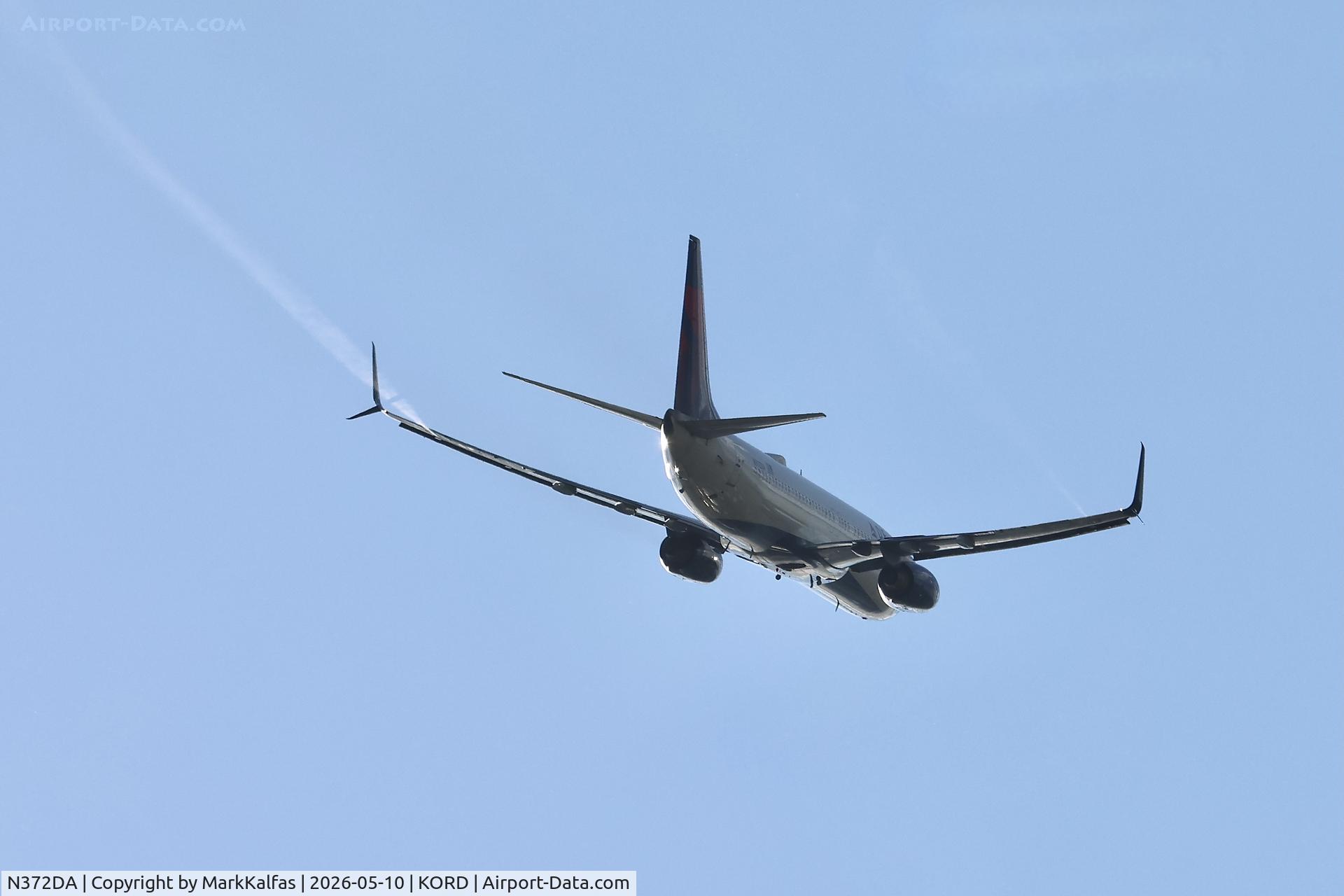 Aircraft N372DA, 1998 Boeing 737-832, c/n 29620, B738 Delta Boeing 737-832 N372DA departing 28R KORD- note the fuel from the NACA ducts., at KORD, photo by MarkKalfas