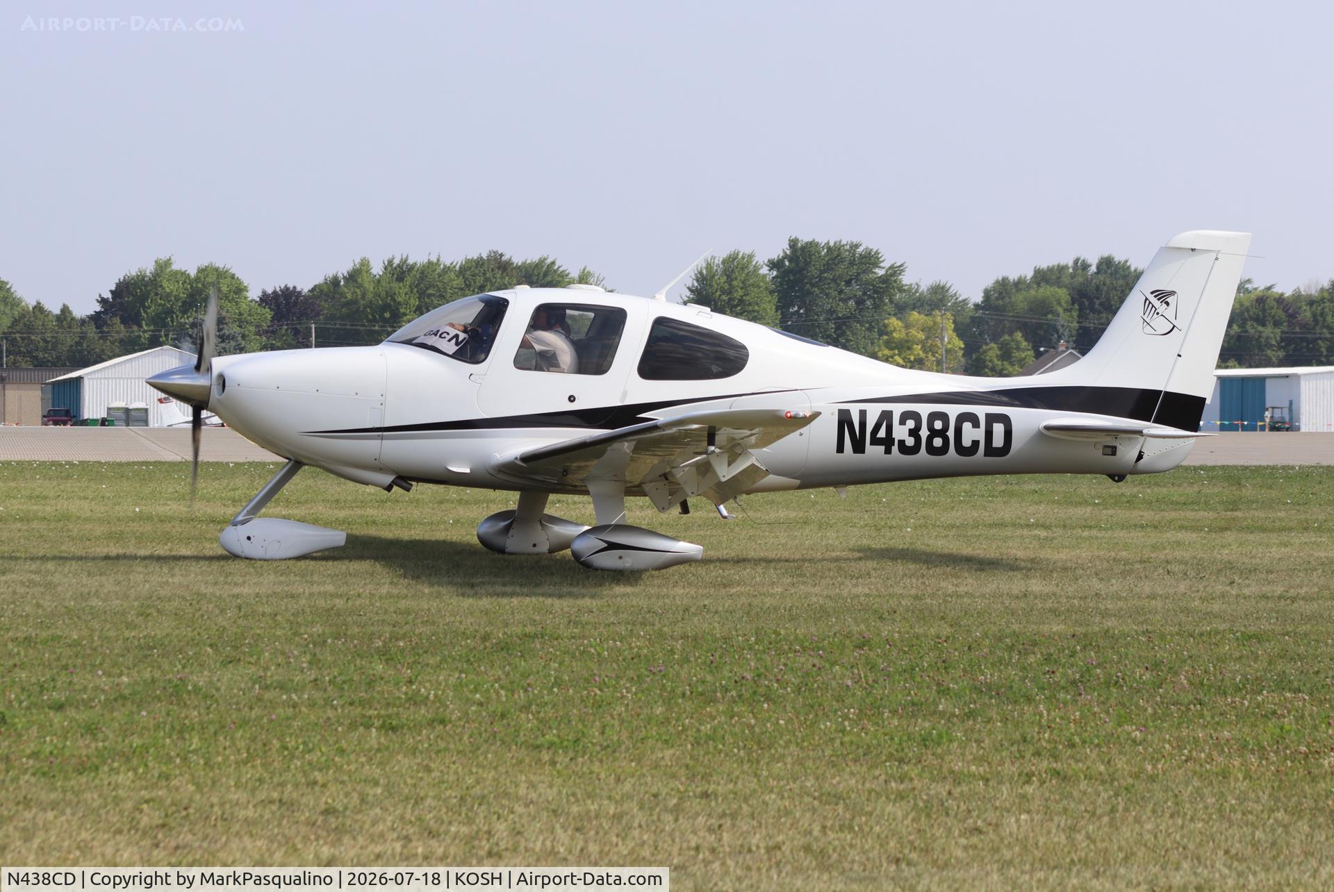 Aircraft N438CD, 2005 Cirrus SR22, c/n 1404, Cirrus SR22, at KOSH, photo by MarkPasqualino