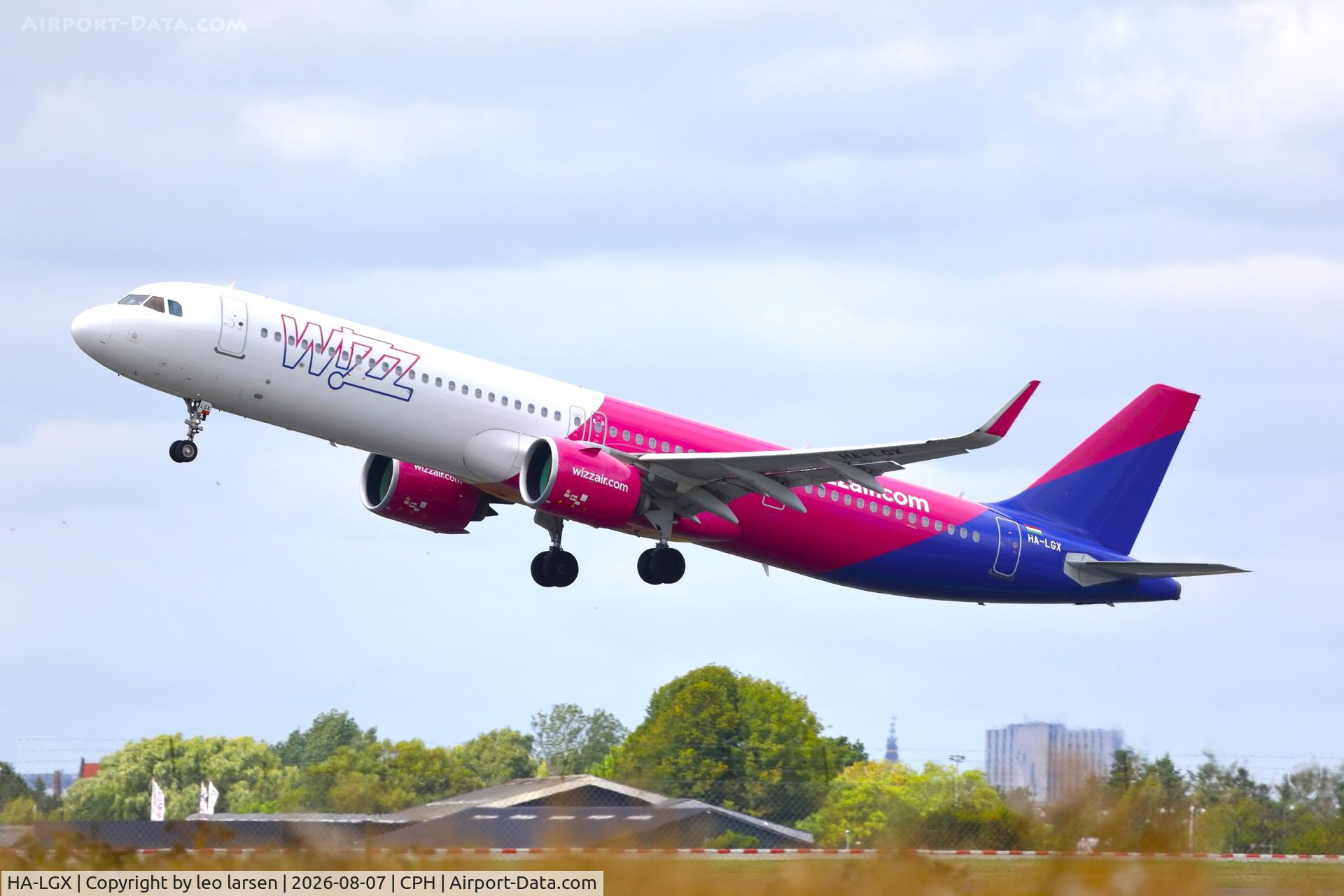 Aircraft HA-LGX, 2020 Airbus A321-271 NX, c/n 9429, Copenhagen 7.8.2026, at CPH, photo by leo larsen