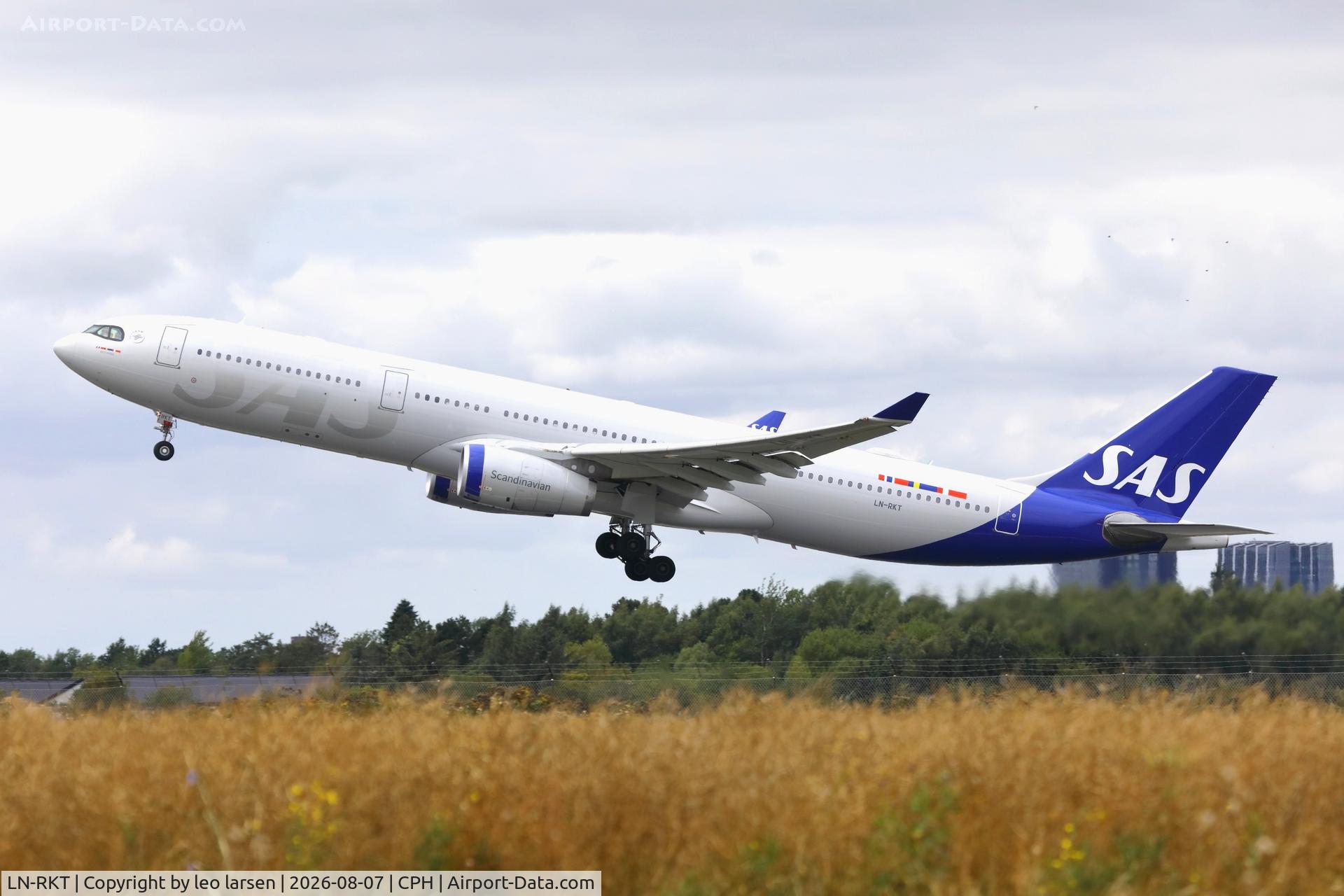 Aircraft LN-RKT, 2016 Airbus A330-343E, c/n 1697, Copenhagen 7.8.2026 in new color scheme, at CPH, photo by leo larsen