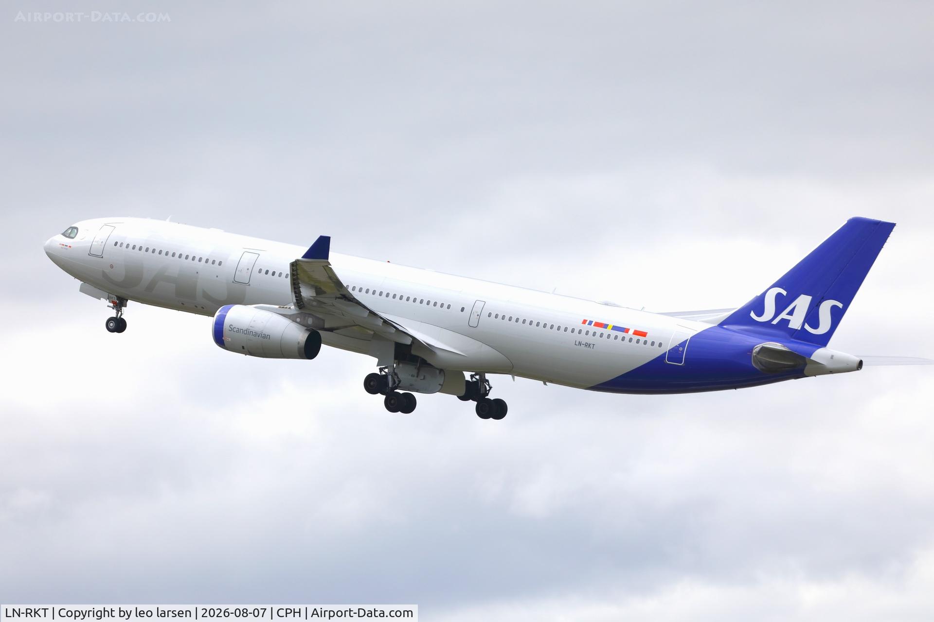 Aircraft LN-RKT, 2016 Airbus A330-343E, c/n 1697, Copenhagen 7.8.2026 in new color scheme, at CPH, photo by leo larsen