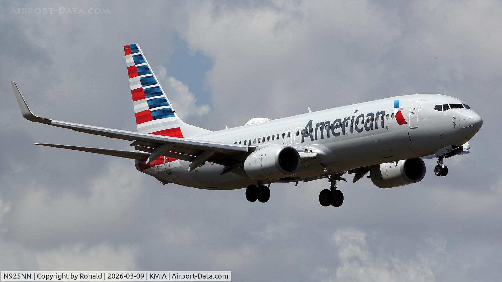Aircraft N925NN, 2013 Boeing 737-823, c/n 31169 l/n 4444, at mia, at KMIA, photo by Ronald