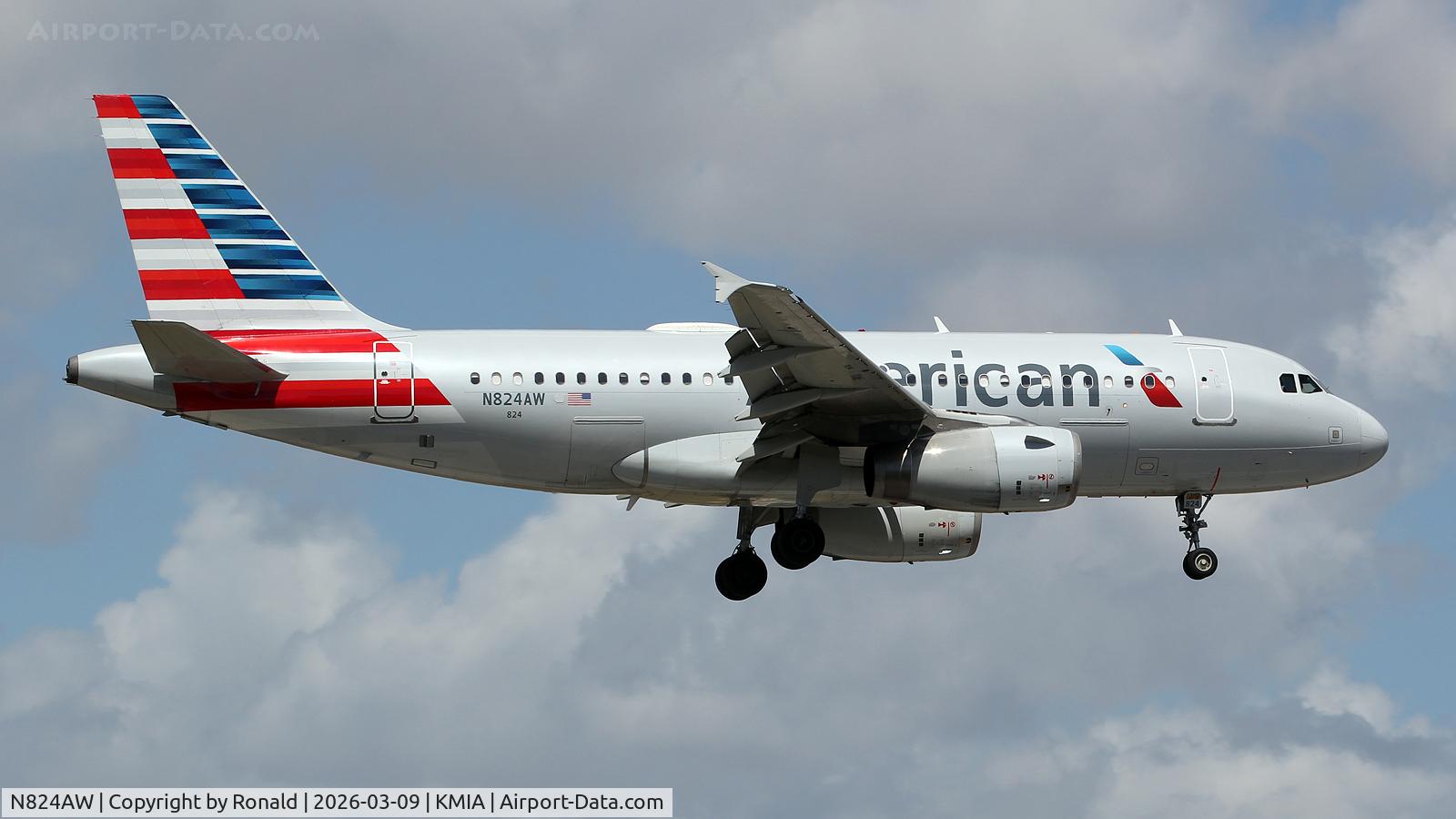 Aircraft N824AW, 2001 Airbus A319-132, c/n 1490, at mia, at KMIA, photo by Ronald