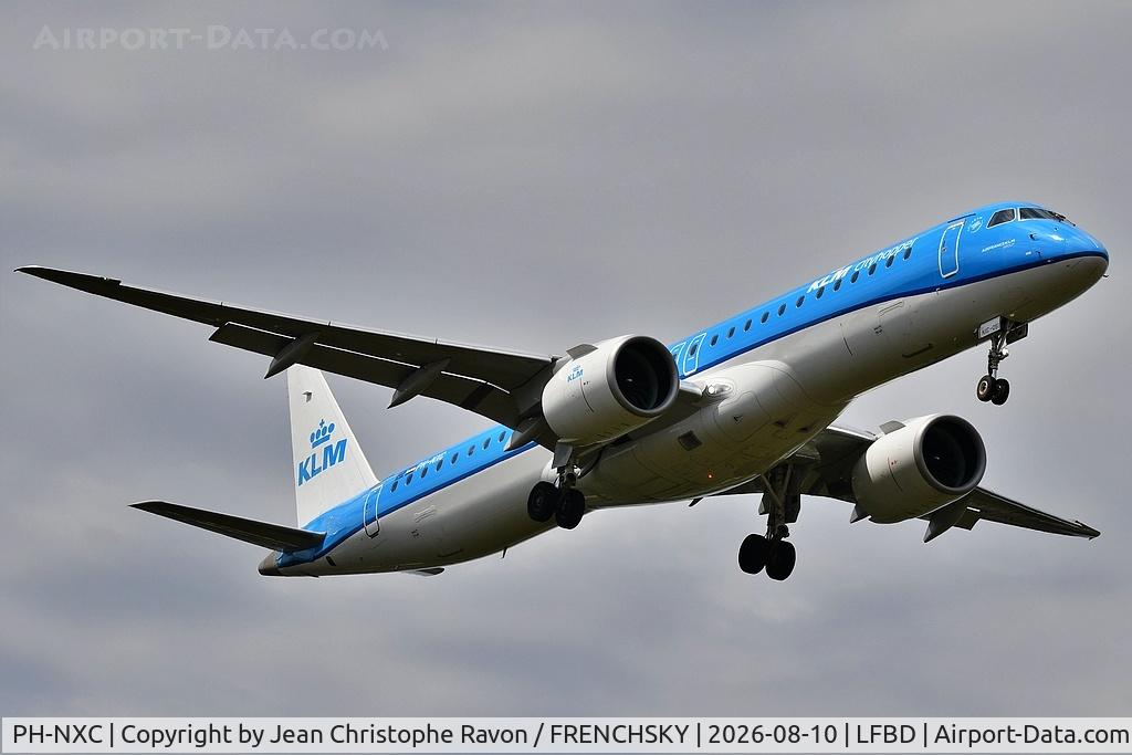Aircraft PH-NXC, 2021 Embraer E195-E2 (ERJ-190-400STD), c/n 19020051, Amsterdam (AMS) Bordeaux (BOD) KL1443 landing runway 05, at LFBD, photo by Jean Christophe Ravon / FRENCHSKY