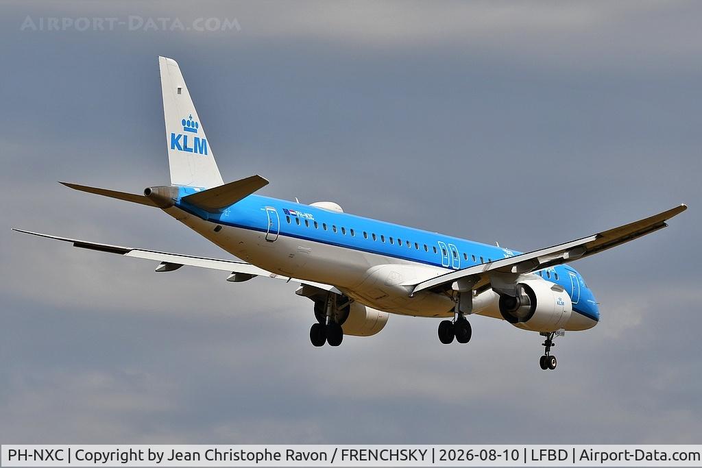 Aircraft PH-NXC, 2021 Embraer E195-E2 (ERJ-190-400STD), c/n 19020051, Amsterdam (AMS) Bordeaux (BOD) KL1443 landing runway 05, at LFBD, photo by Jean Christophe Ravon / FRENCHSKY