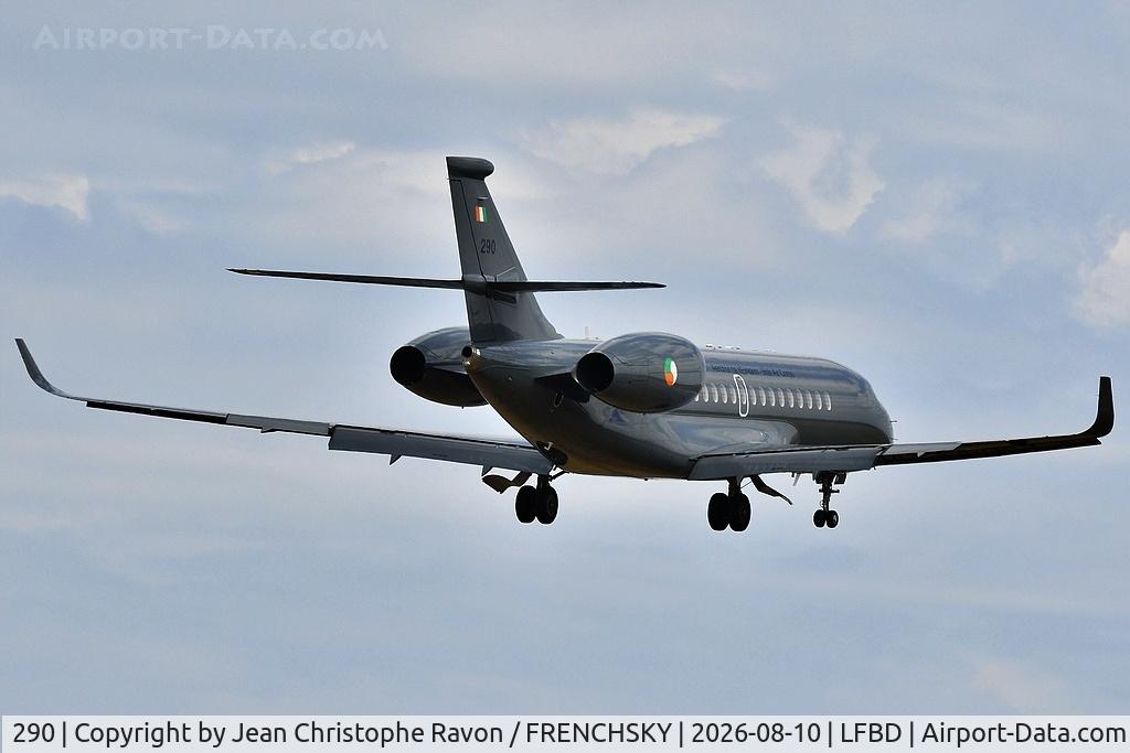 Aircraft 290, 2025 Dassault Aviation Falcon 6X, c/n 27, Irish Air Corps IRL290 from Dublin QIW landing runway 05, at LFBD, photo by Jean Christophe Ravon / FRENCHSKY