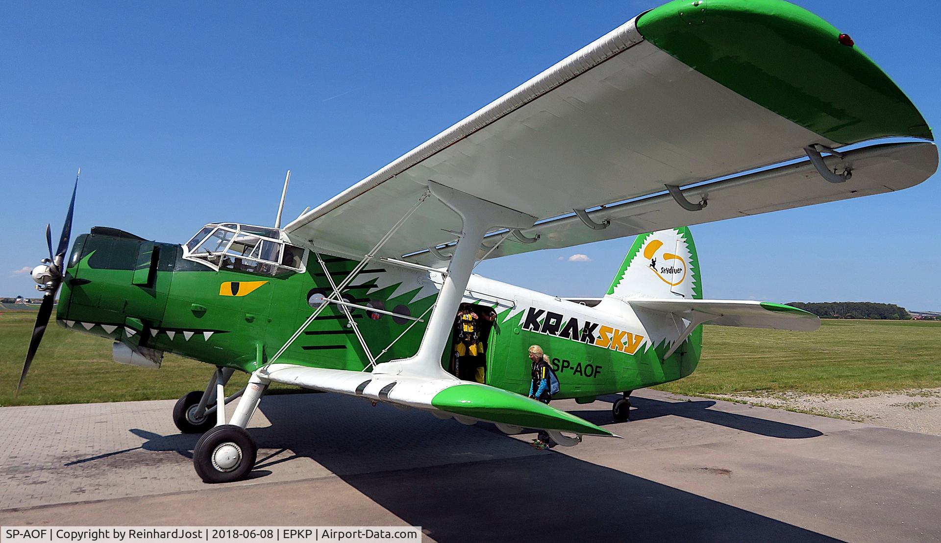 Aircraft SP-AOF, Pzl-Mielec (Antonov) An-2T, c/n 1G98-67, Parachutists are boarding at Pobiednik Wielki Airfield near Krakow, Poland, at EPKP, photo by ReinhardJost