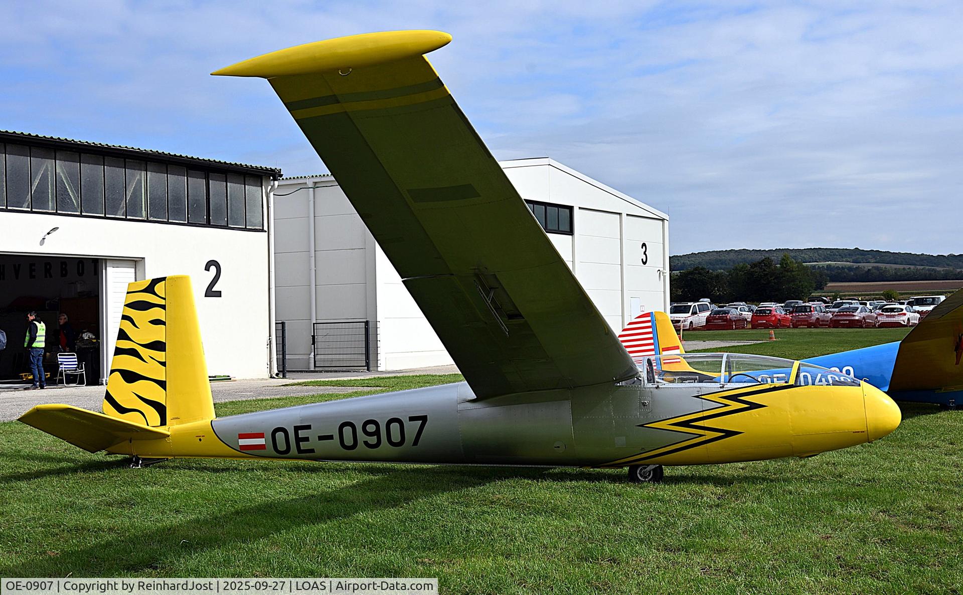 Aircraft OE-0907, 1971 Let L-13 Blanik, c/n 174810, Blanik at Spitzerberg during the Flugplatzfest 2025, at LOAS, photo by ReinhardJost