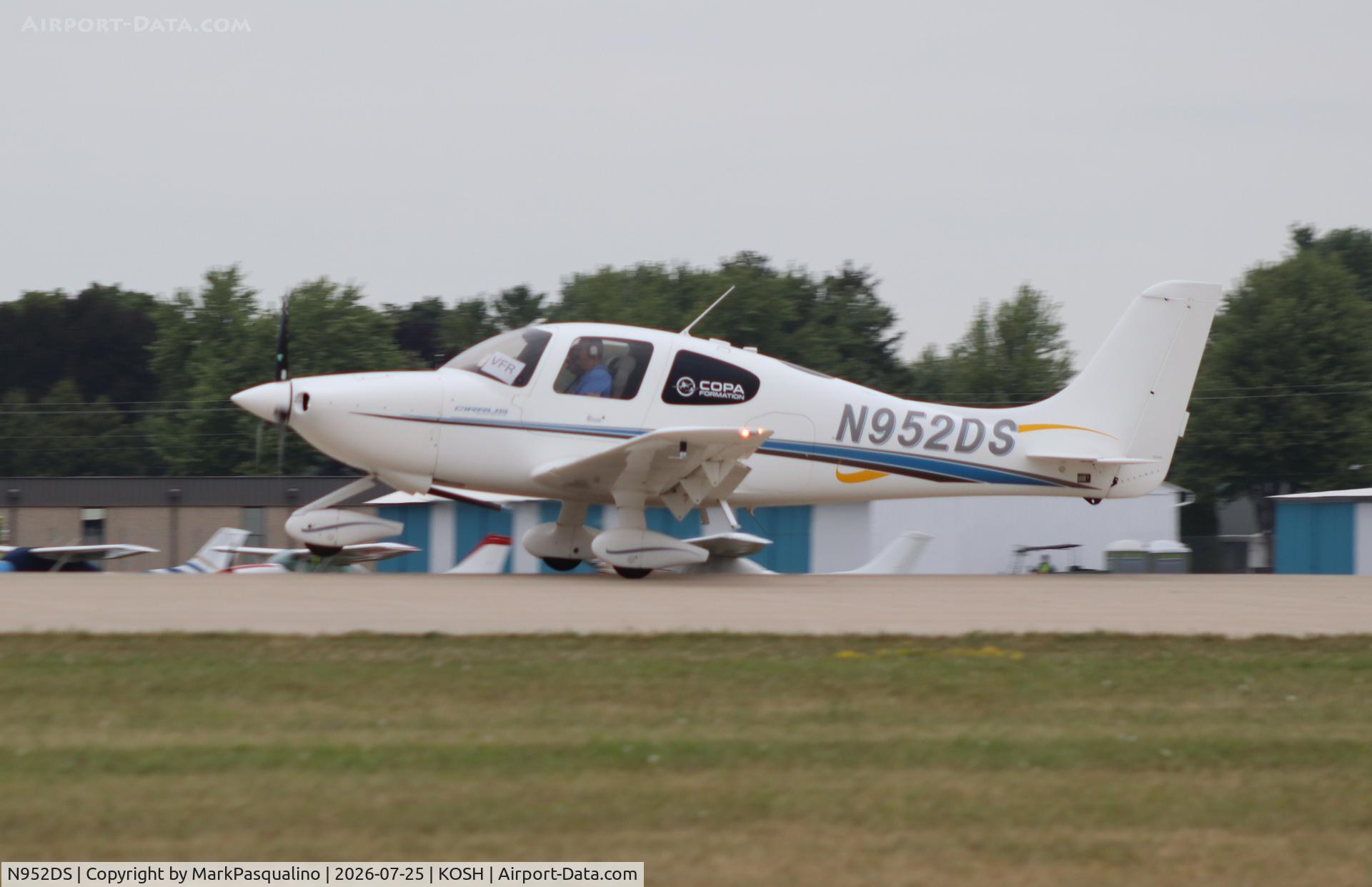 Aircraft N952DS, 2000 Cirrus SR20, c/n 1102, Cirrus SR20, at KOSH, photo by MarkPasqualino