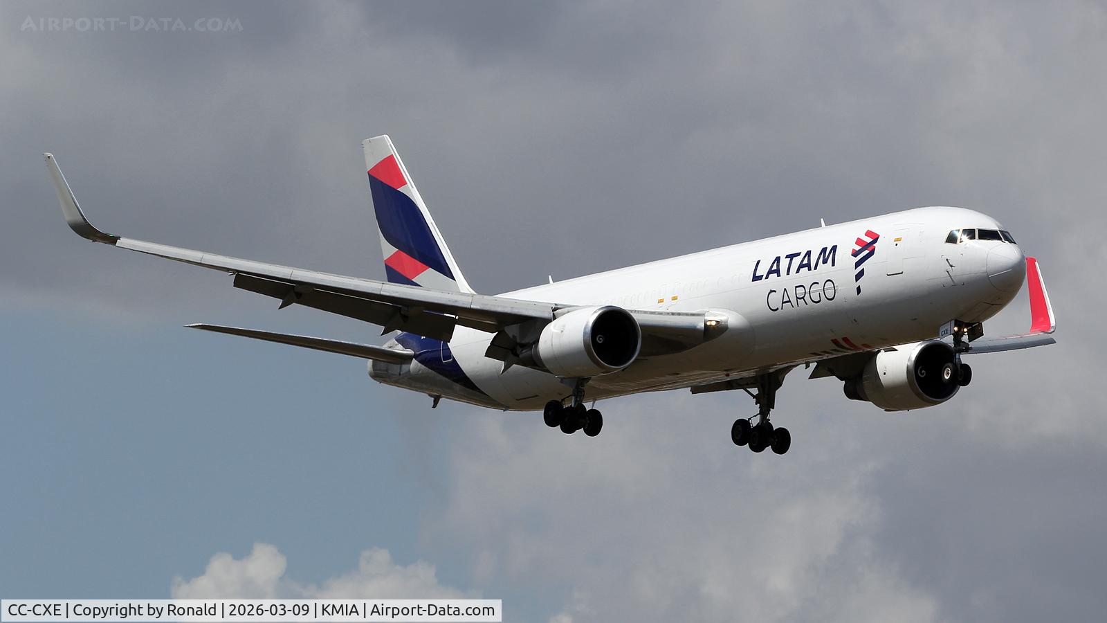 Aircraft CC-CXE, 2008 Boeing 767-316/ER, c/n 35696 l/n 968, at mia, at KMIA, photo by Ronald