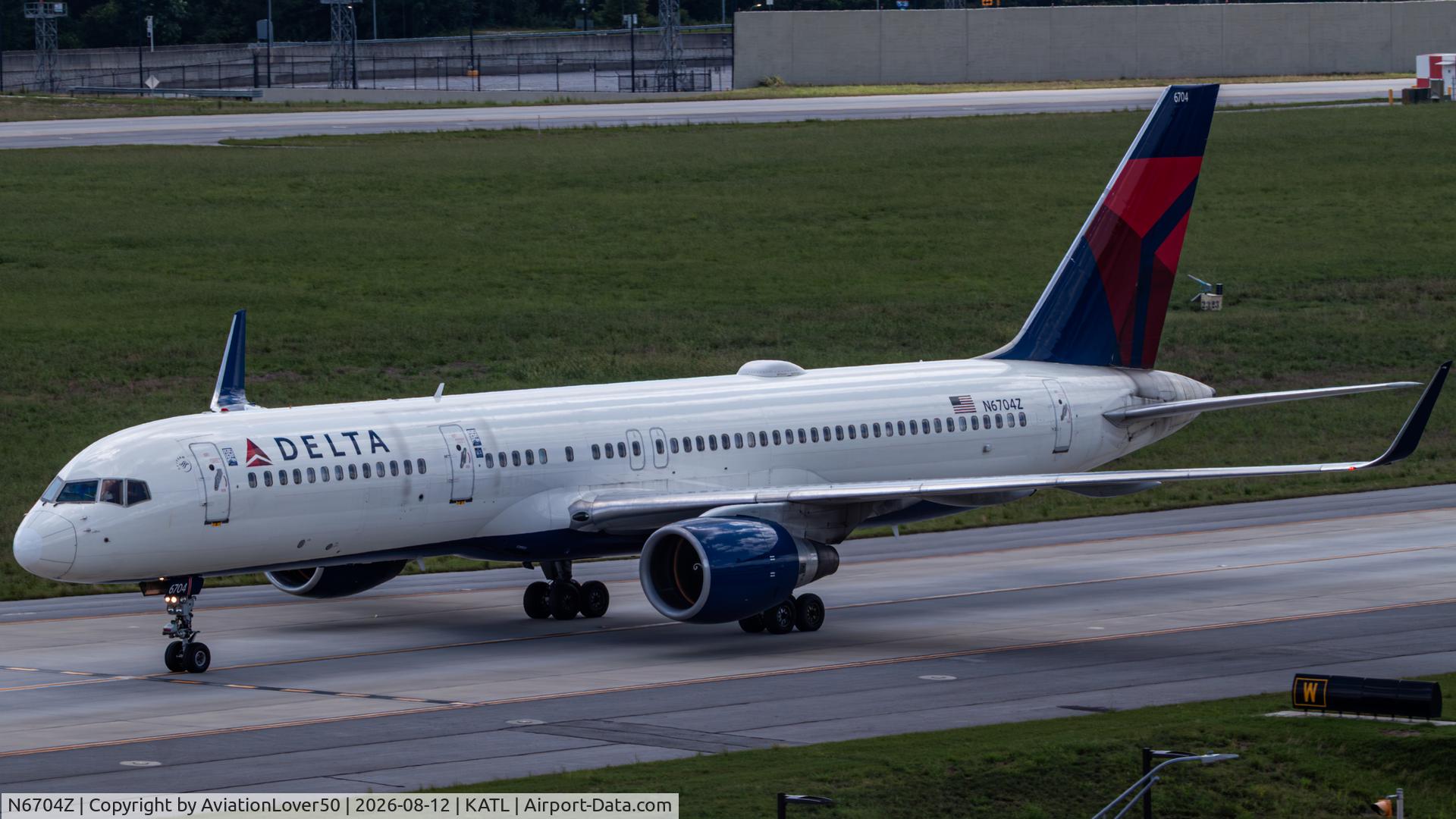 Aircraft N6704Z, 2000 Boeing 757-232, c/n 30396, Delta 752, at KATL, photo by AviationLover50