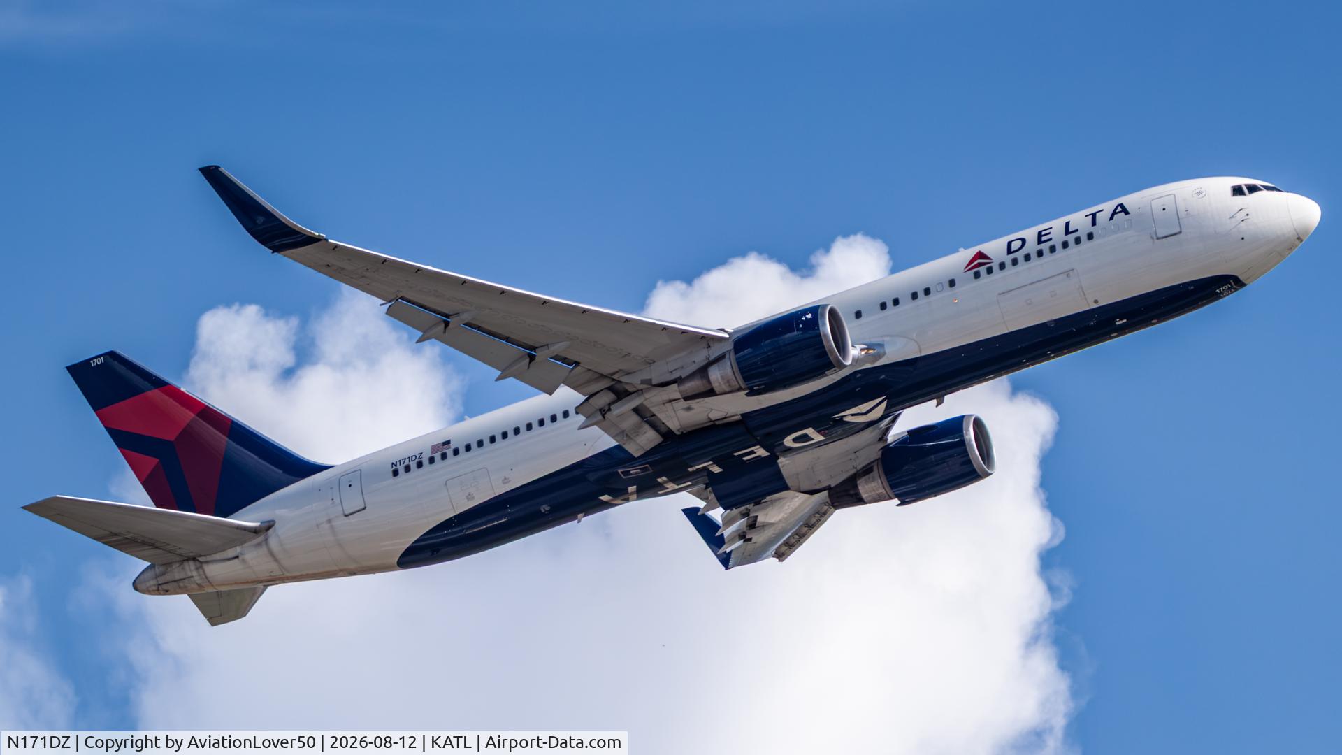 Aircraft N171DZ, 1998 Boeing 767-332, c/n 29690, Delta 763ER, at KATL, photo by AviationLover50