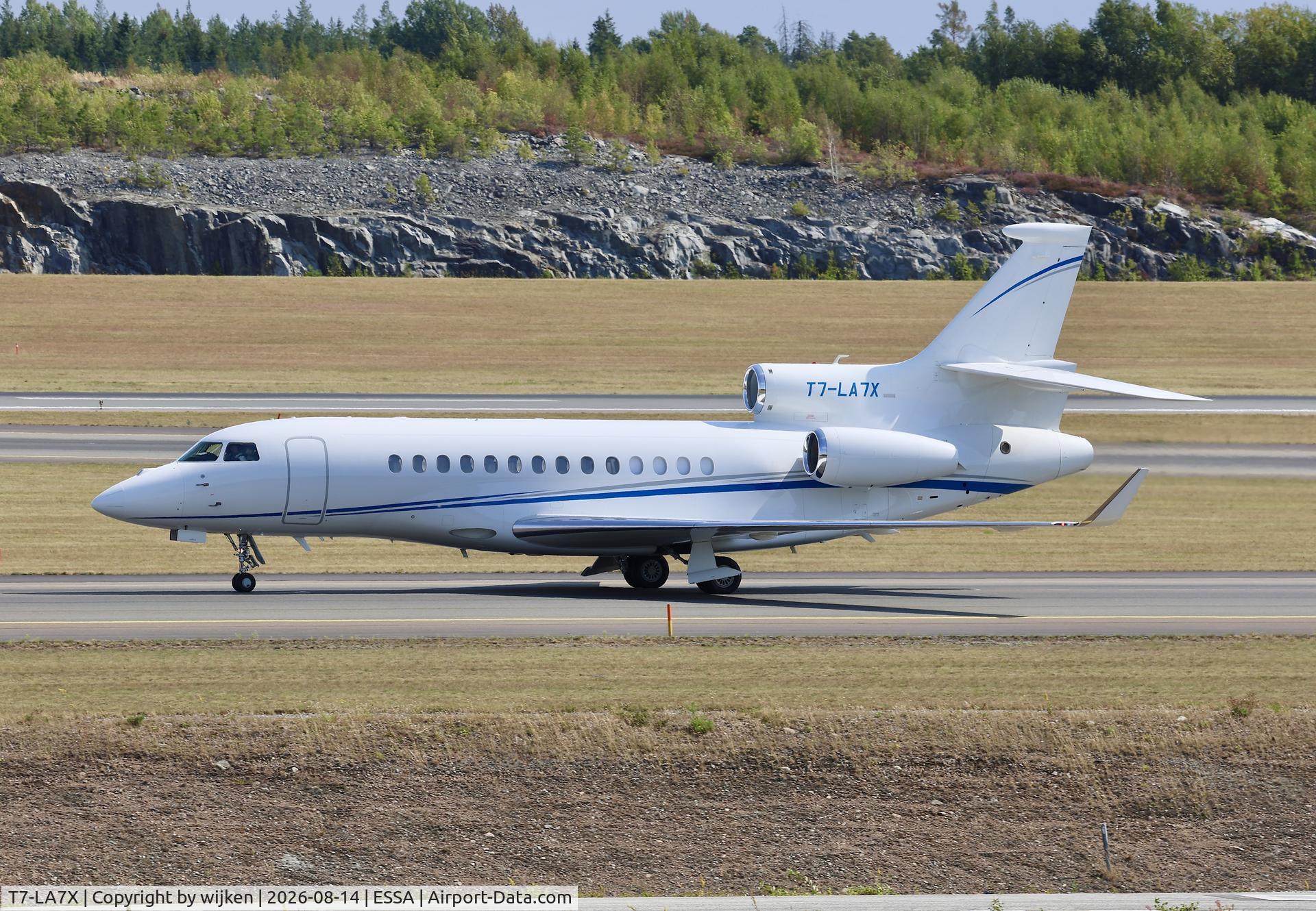 Aircraft T7-LA7X, 2011 Dassault Aviation FALCON 7X, c/n 150, Twy W, at ESSA, photo by wijken