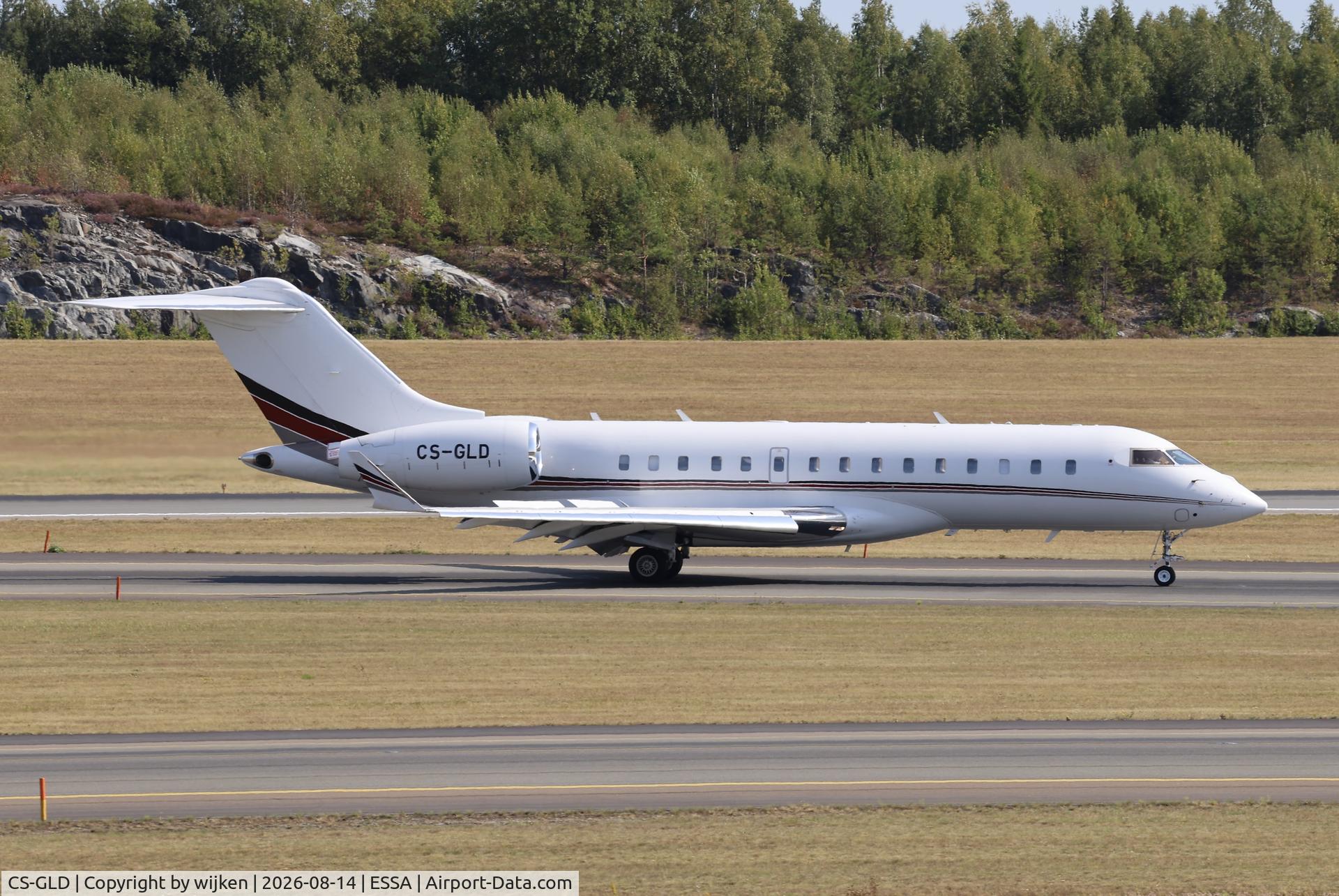Aircraft CS-GLD, 2012 Bombardier BD-700-1A10 Global 6000, c/n 9538, Twy W, at ESSA, photo by wijken