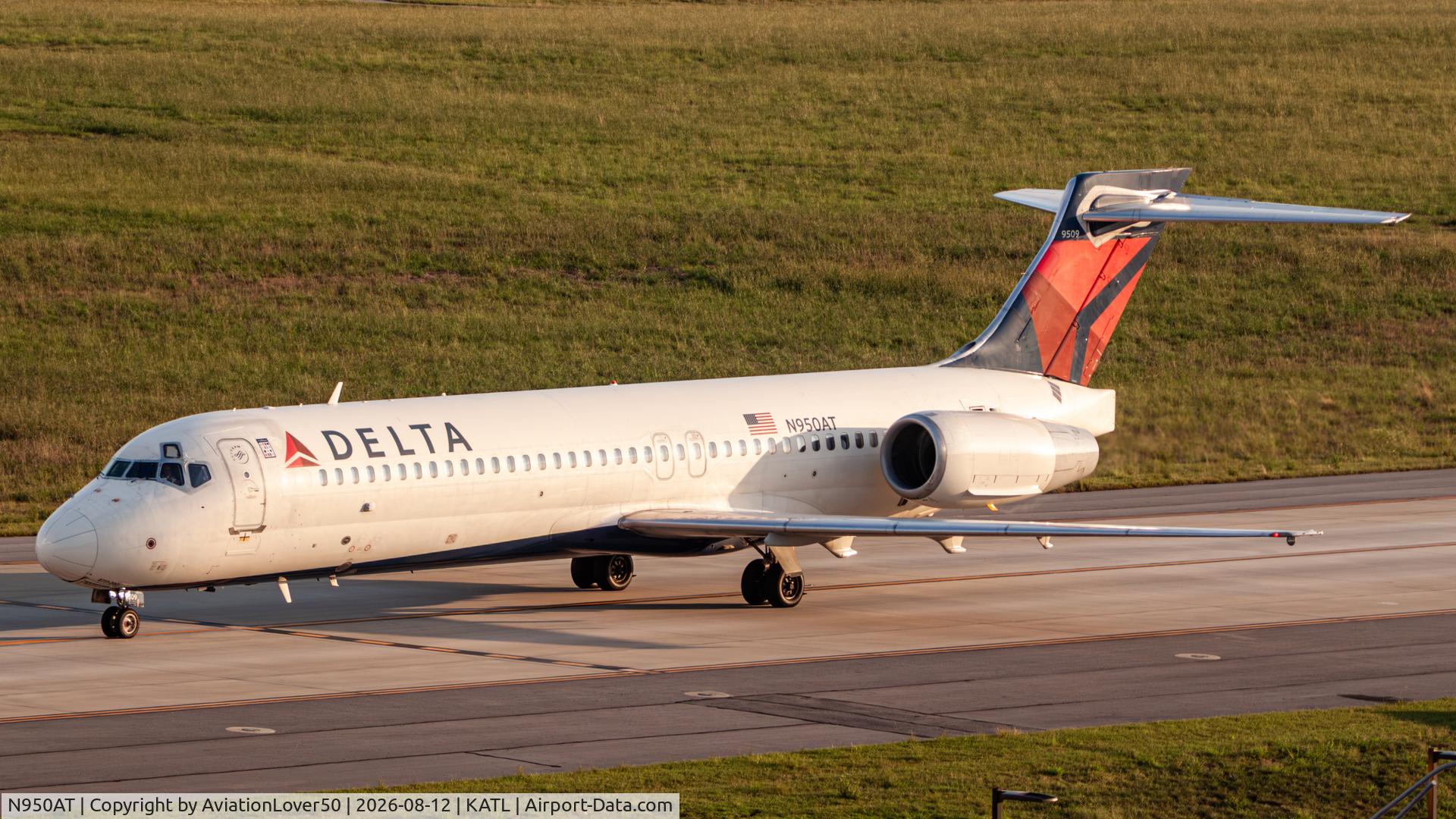 Aircraft N950AT, 2000 Boeing 717-200, c/n 55012, Delta 717 - my final ATL photo before heading off to college, at KATL, photo by AviationLover50