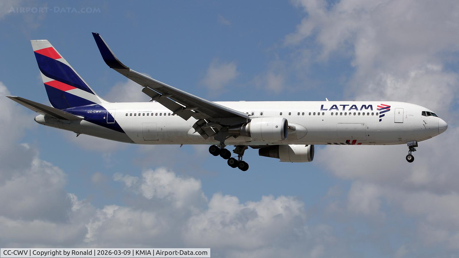Aircraft CC-CWV, 2007 Boeing 767-316/ER, c/n 35230 l/n 955, at mia, at KMIA, photo by Ronald