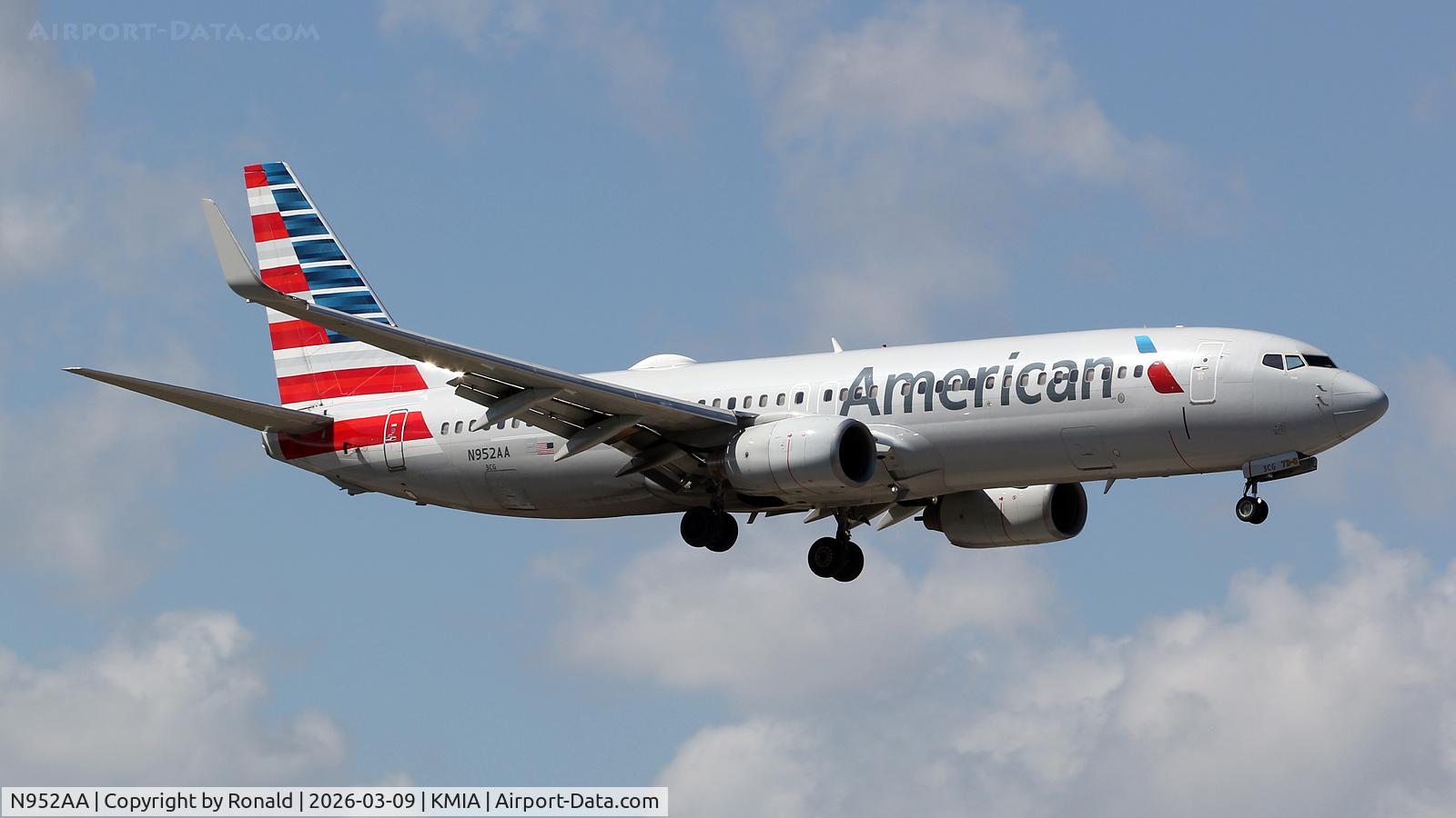 Aircraft N952AA, 2000 Boeing 737-823, c/n 30088, at mia, at KMIA, photo by Ronald