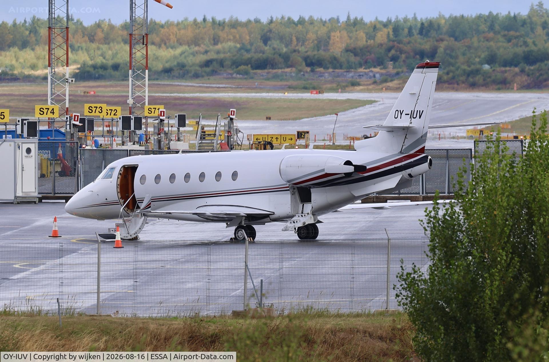 Aircraft OY-IUV, 2002 Israel Aircraft Industries Gulfstream 200, c/n 073, Ramp S, at ESSA, photo by wijken