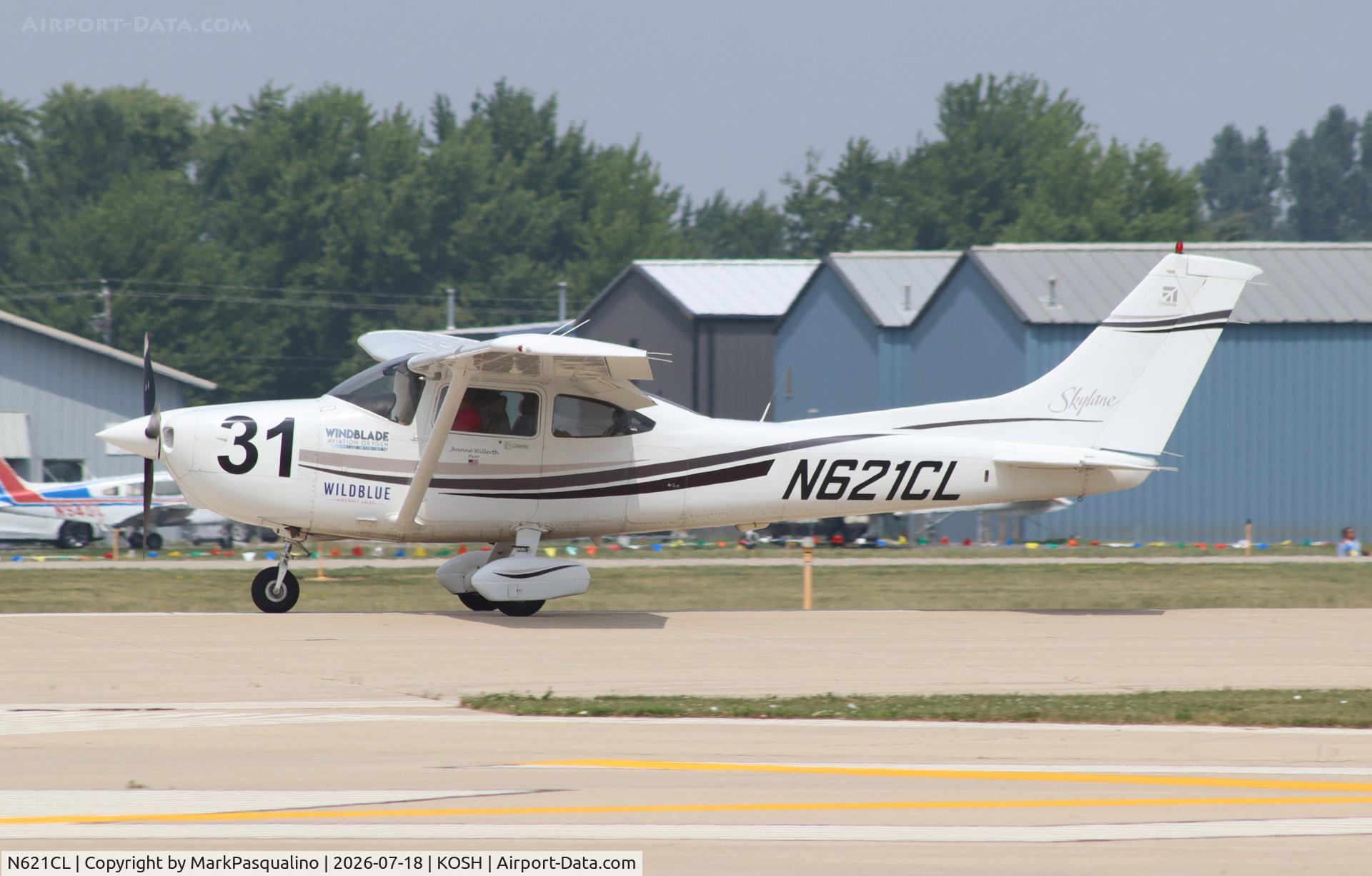 Aircraft N621CL, 1999 Cessna 182S Skylane, c/n 18280618, Cessna 182S, at KOSH, photo by MarkPasqualino