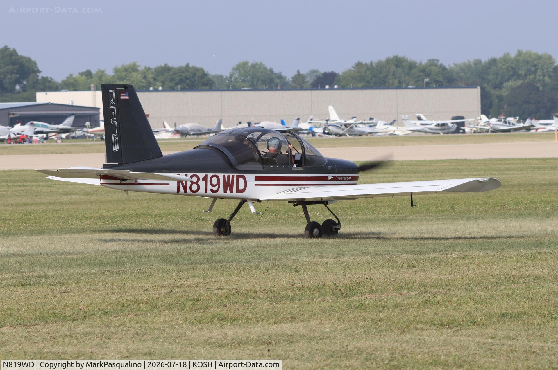 Aircraft N819WD, Rans S-19 Venterra, c/n 060800017, Rans S-19 Ventura, at KOSH, photo by MarkPasqualino