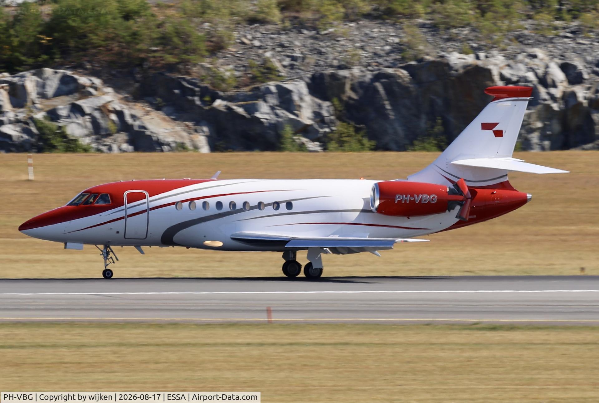 Aircraft PH-VBG, 2003 Dassault Falcon 2000EX, c/n 005, Rwy 01R, at ESSA, photo by wijken