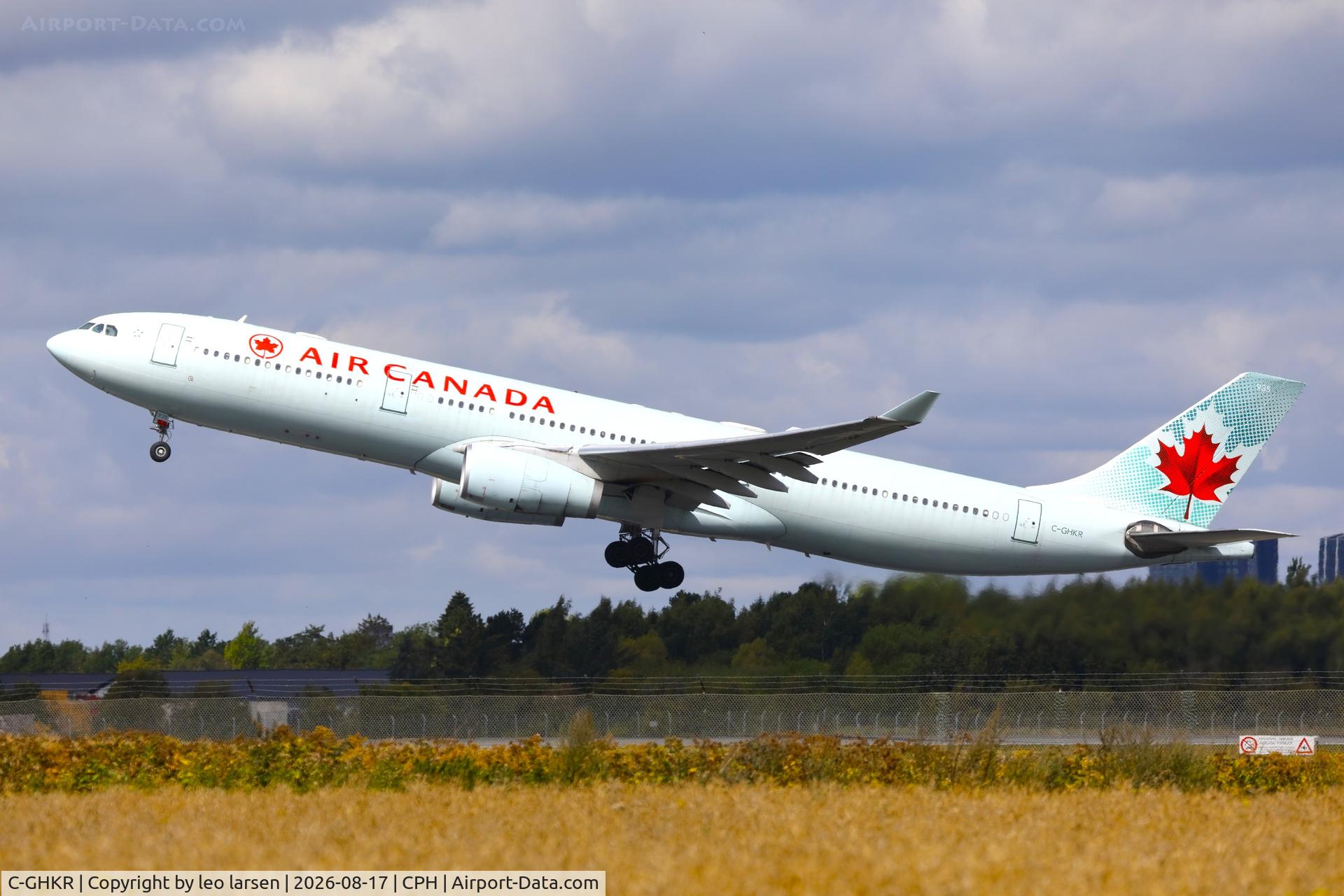 Aircraft C-GHKR, 2001 Airbus A330-343, c/n 0400, Copenhagen 17.8.2026, at CPH, photo by leo larsen