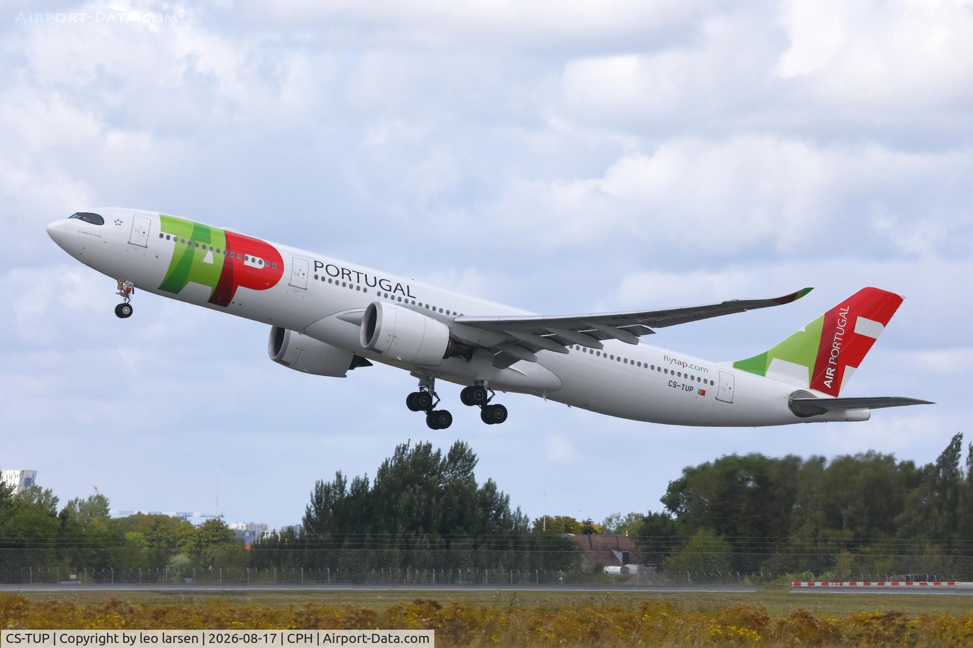 Aircraft CS-TUP, 2019 Airbus A330-941, c/n 1925, Copenhagen 17.8.2026, at CPH, photo by leo larsen