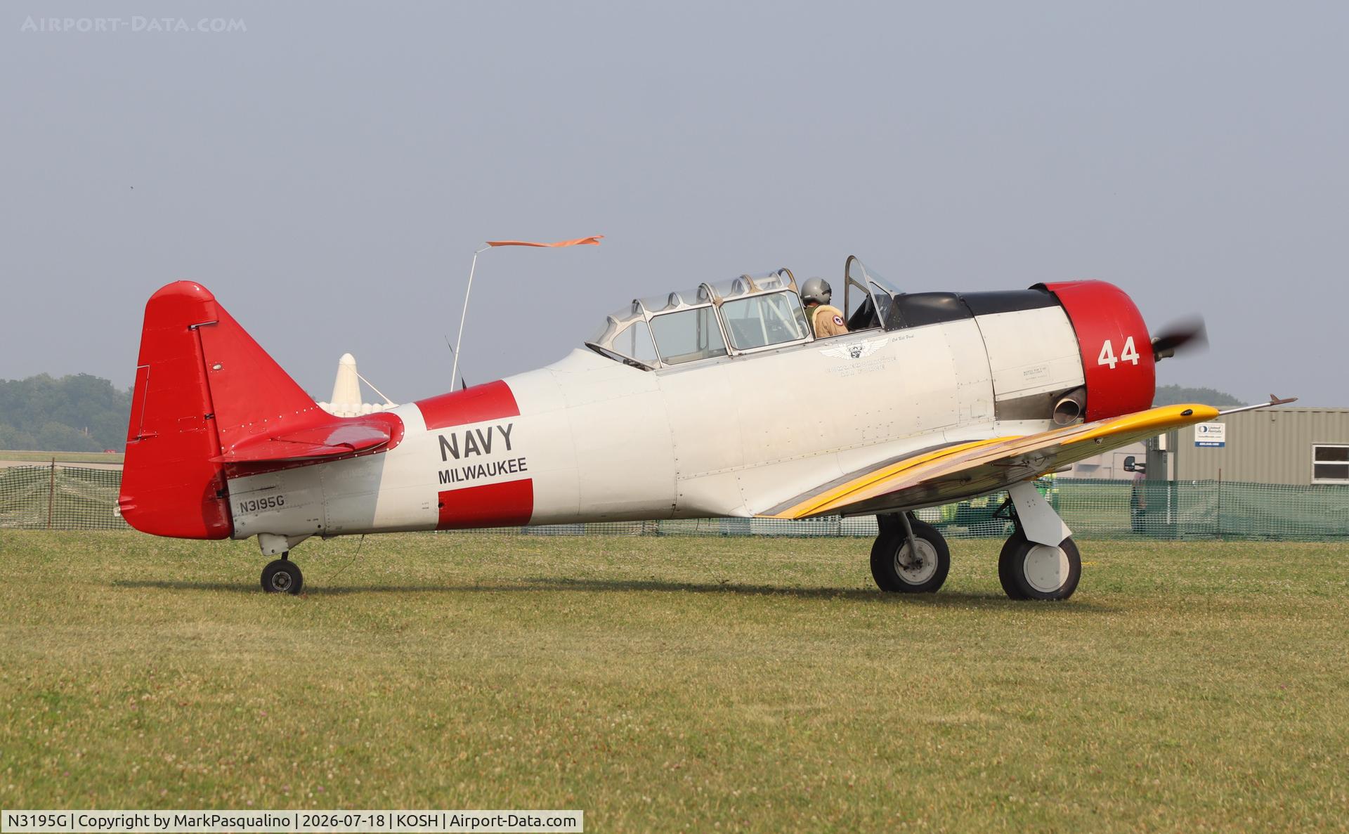 Aircraft N3195G, North American SNJ-5 Texan Texan, c/n 51697, North American SNJ-5, at KOSH, photo by MarkPasqualino
