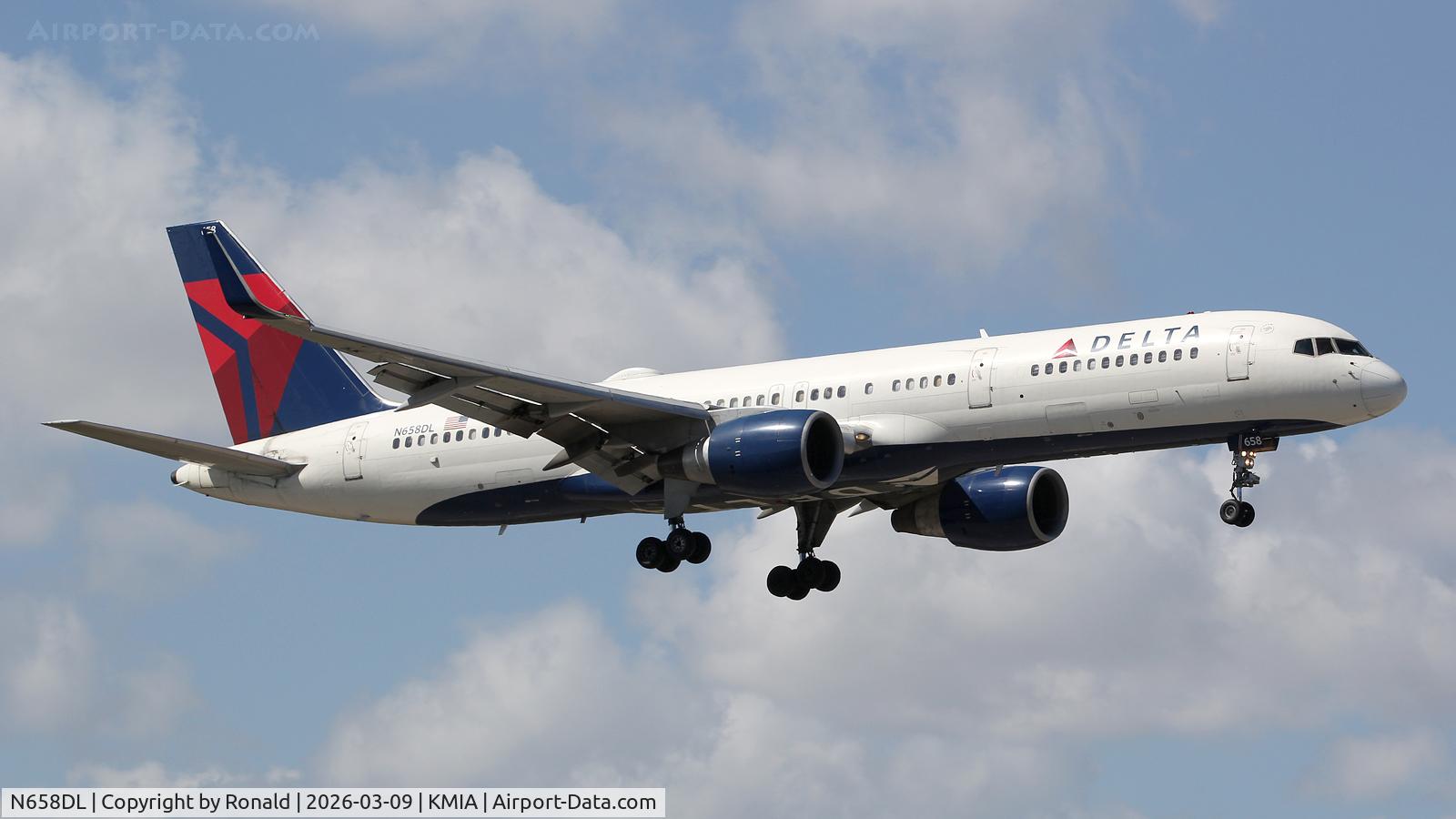 Aircraft N658DL, 1990 Boeing 757-232, c/n 24420, at mia, at KMIA, photo by Ronald