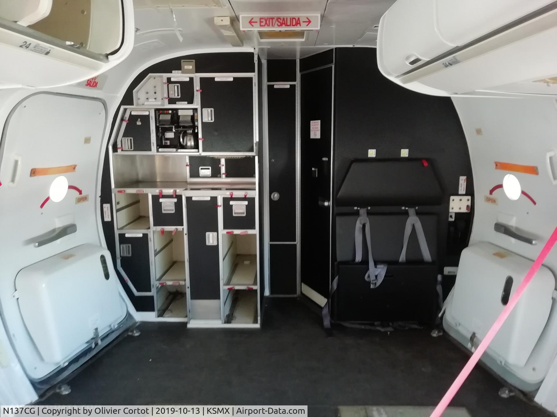 Aircraft N137CG, 1995 Boeing 737-3H4, c/n 27700 l/n 2759, 2019 airshow, at KSMX, photo by Olivier Cortot