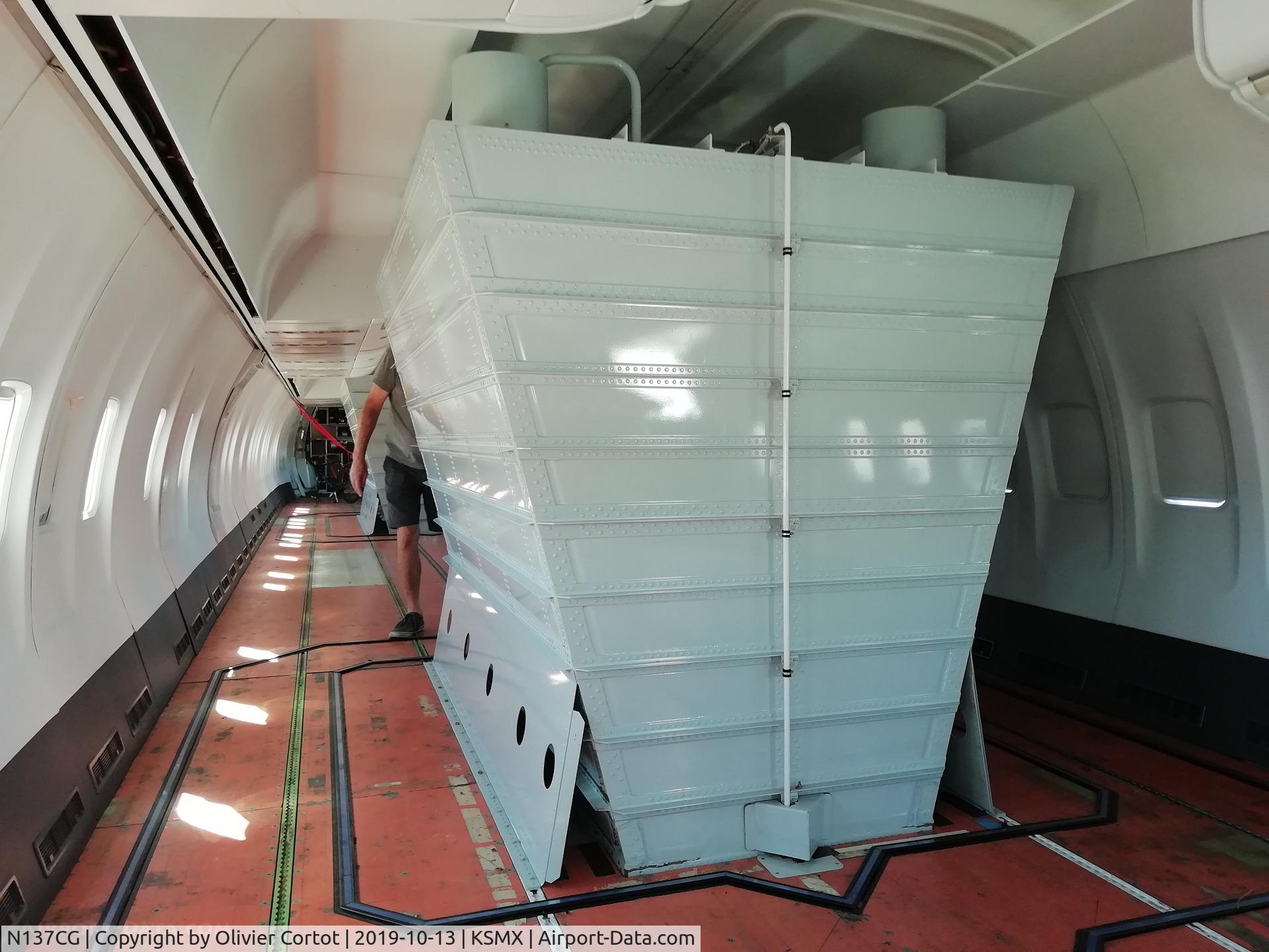 Aircraft N137CG, 1995 Boeing 737-3H4, c/n 27700 l/n 2759, fuselage tank, at KSMX, photo by Olivier Cortot