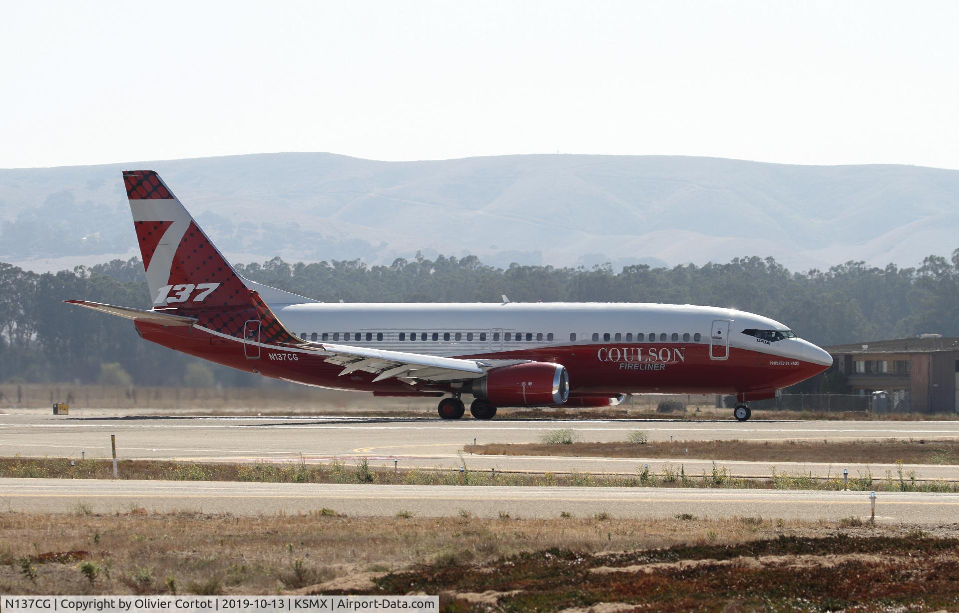 Aircraft N137CG, 1995 Boeing 737-3H4, c/n 27700 l/n 2759, 2019 airshow, at KSMX, photo by Olivier Cortot